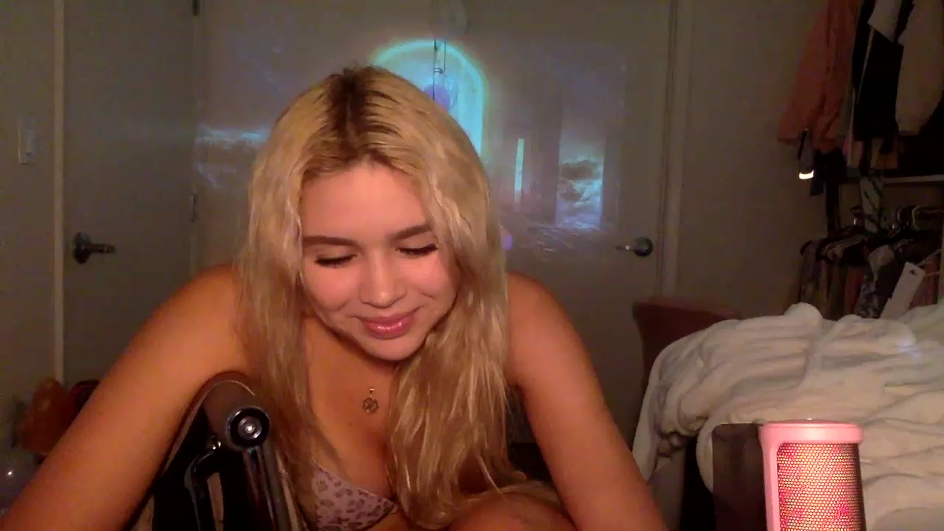 Gallery image thumbnail from sincerelypeny's myfreecams stream on, 01/07/2023, 08:05 image 4 of 20