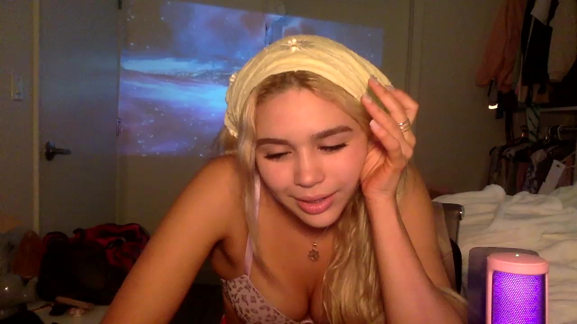 Gallery image thumbnail from sincerelypeny's myfreecams stream on, 01/07/2023, 08:05 image 8 of 20