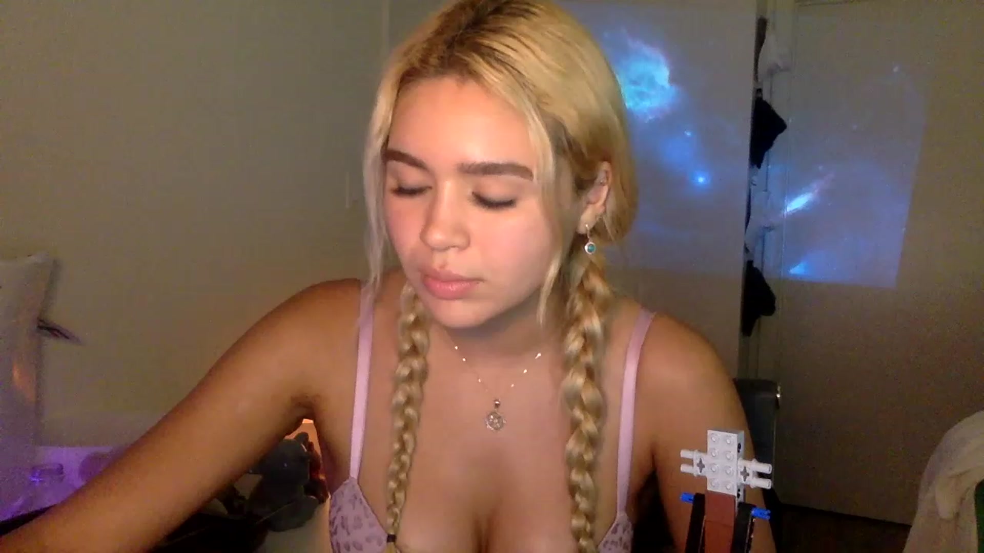 Gallery image thumbnail from sincerelypeny's myfreecams stream on, 01/13/2023, 10:18 image 9 of 20