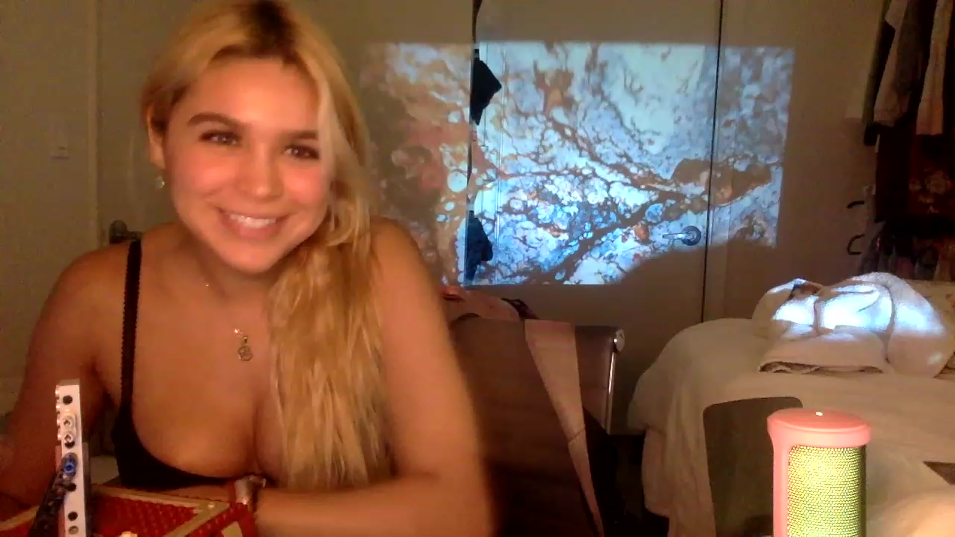 Gallery image thumbnail from sincerelypeny's myfreecams stream on, 01/20/2023, 07:50 image 11 of 20