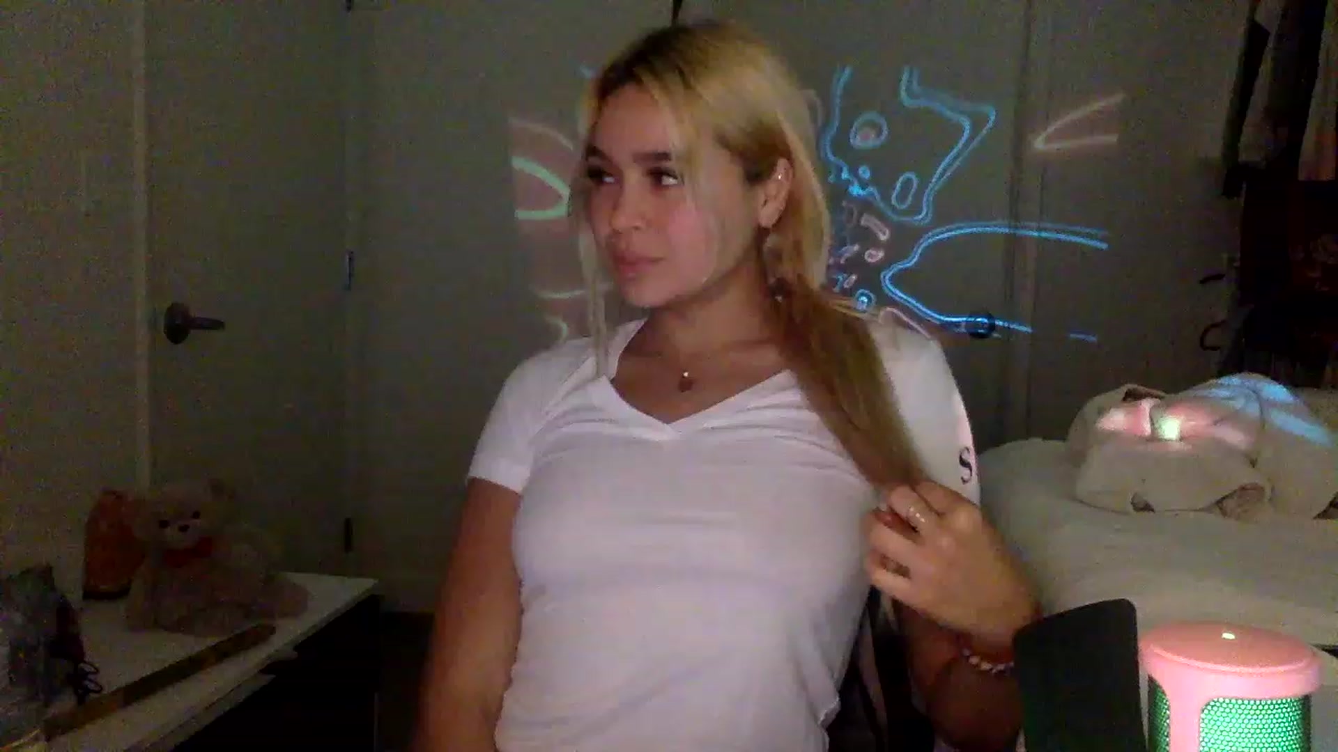 Gallery image thumbnail from sincerelypeny's myfreecams stream on, 01/20/2023, 09:31 image 14 of 20