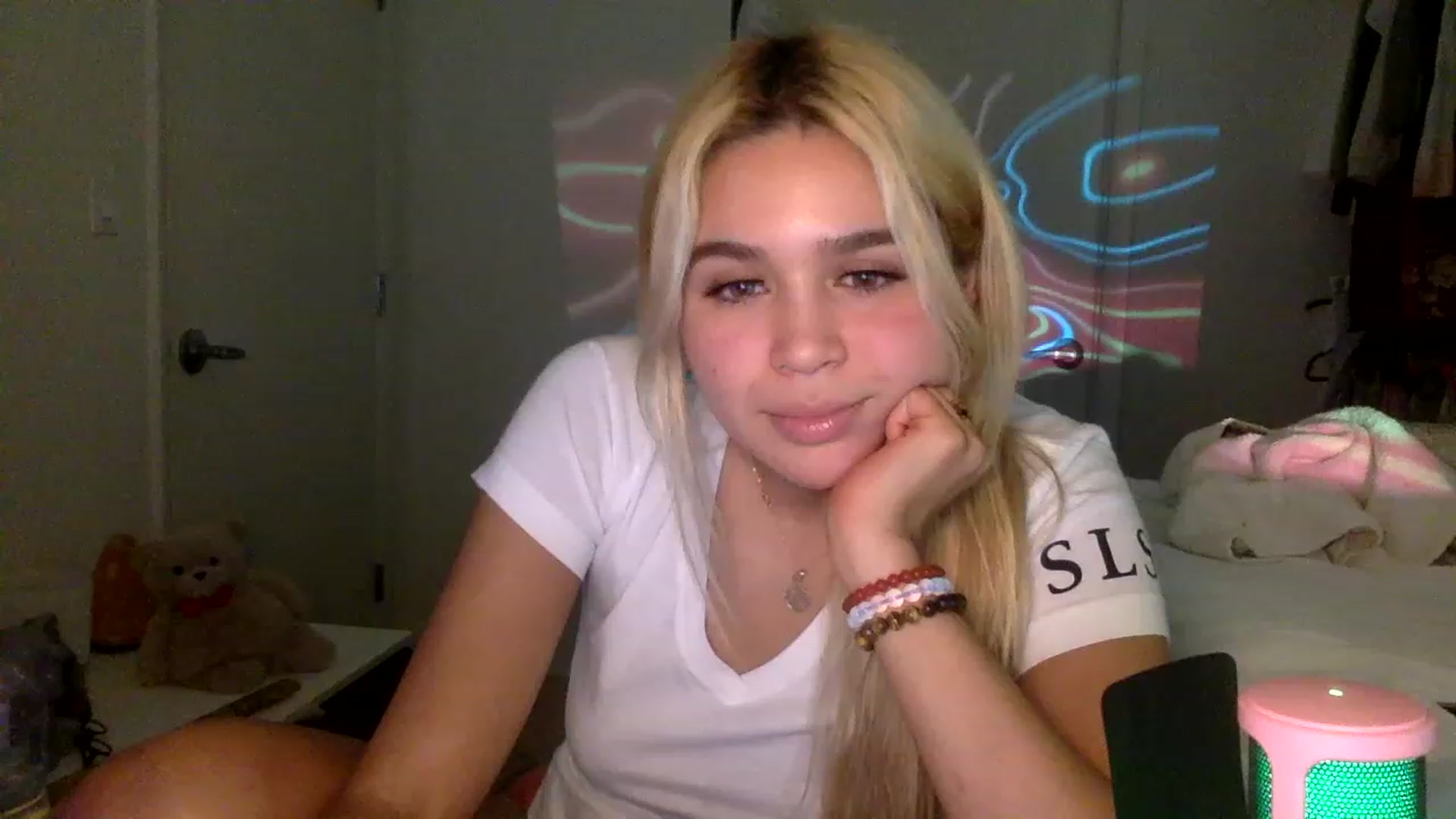 Gallery image thumbnail from sincerelypeny's myfreecams stream on, 01/20/2023, 09:31 image 17 of 20