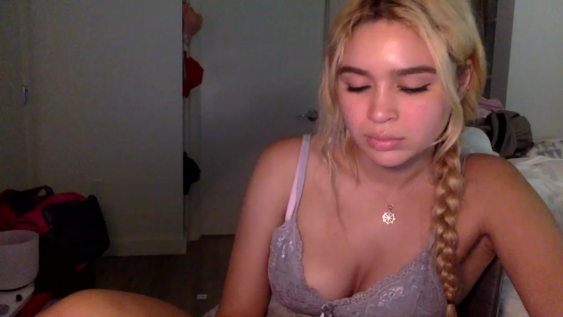 Gallery image thumbnail from sincerelypeny's myfreecams stream on, 01/27/2023, 03:45 image 14 of 20