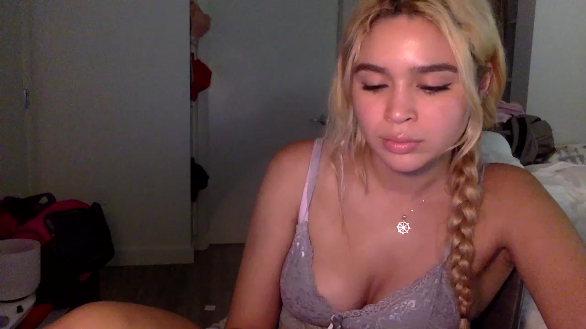 Gallery image thumbnail from sincerelypeny's myfreecams stream on, 01/27/2023, 03:45 image 15 of 20
