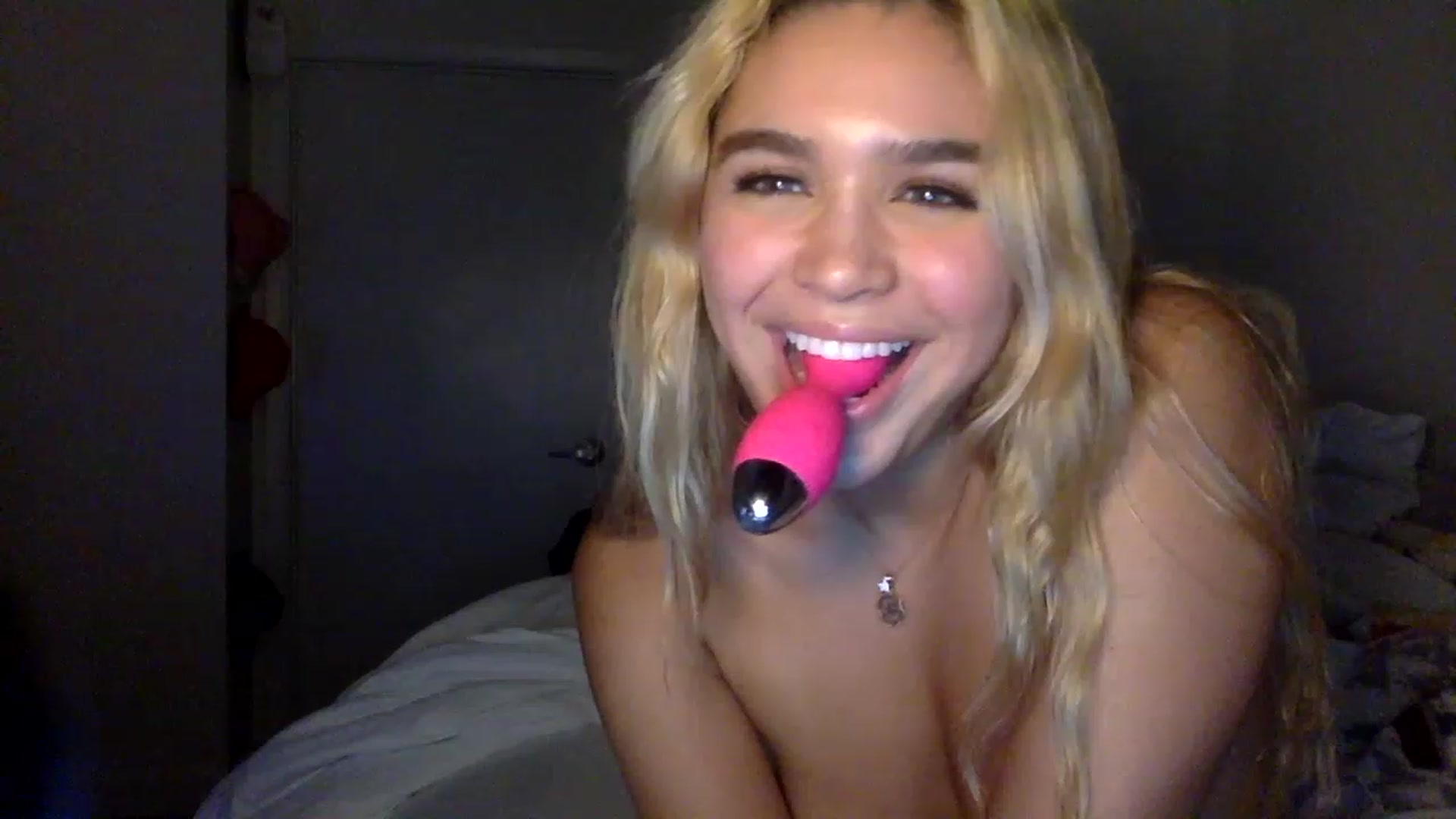 Gallery image thumbnail from sincerelypeny's myfreecams stream on, 01/27/2023, 07:00 image 18 of 20