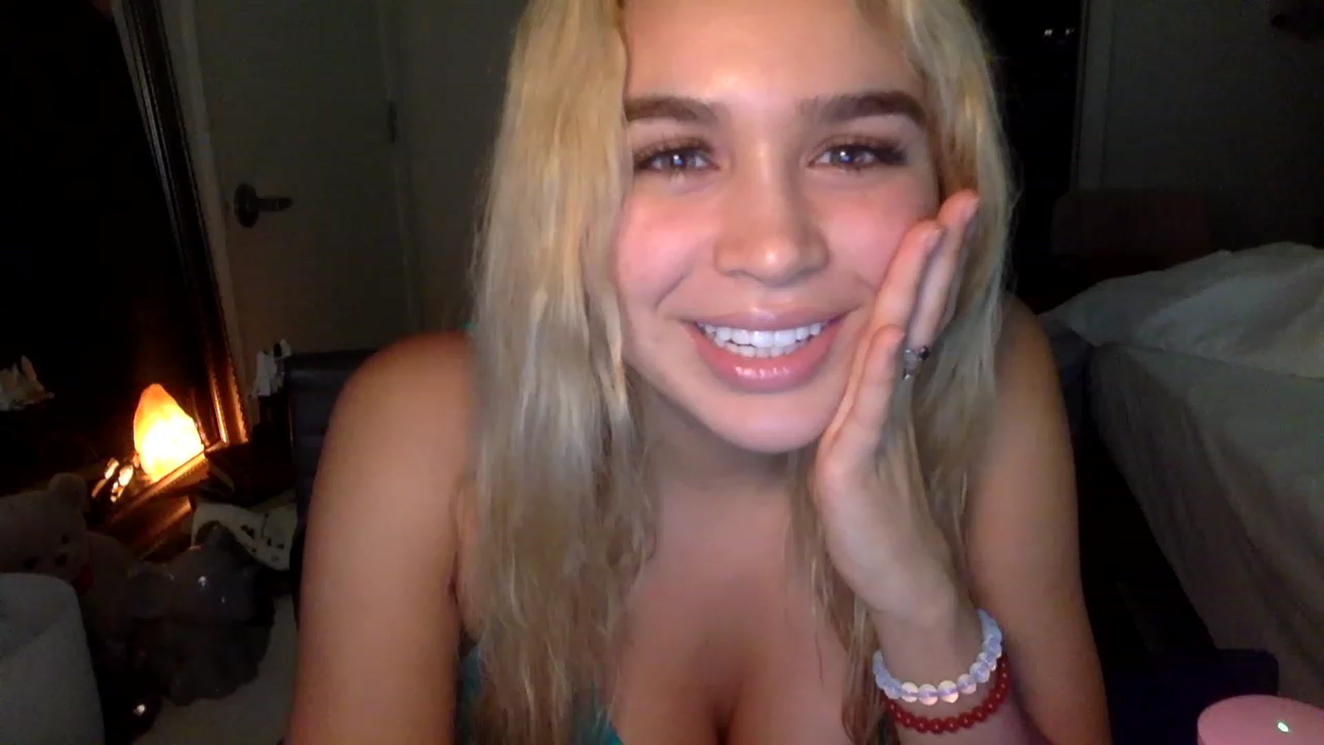 Gallery image thumbnail from sincerelypeny's myfreecams stream on, 01/29/2023, 04:45 image 15 of 20
