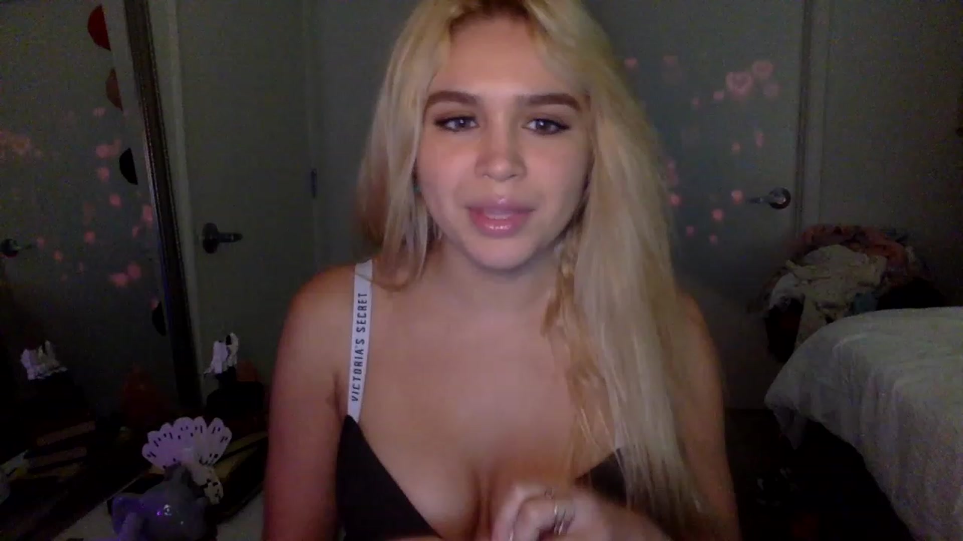 Gallery image thumbnail from sincerelypeny's myfreecams stream on, 01/30/2023, 07:00 image 11 of 20