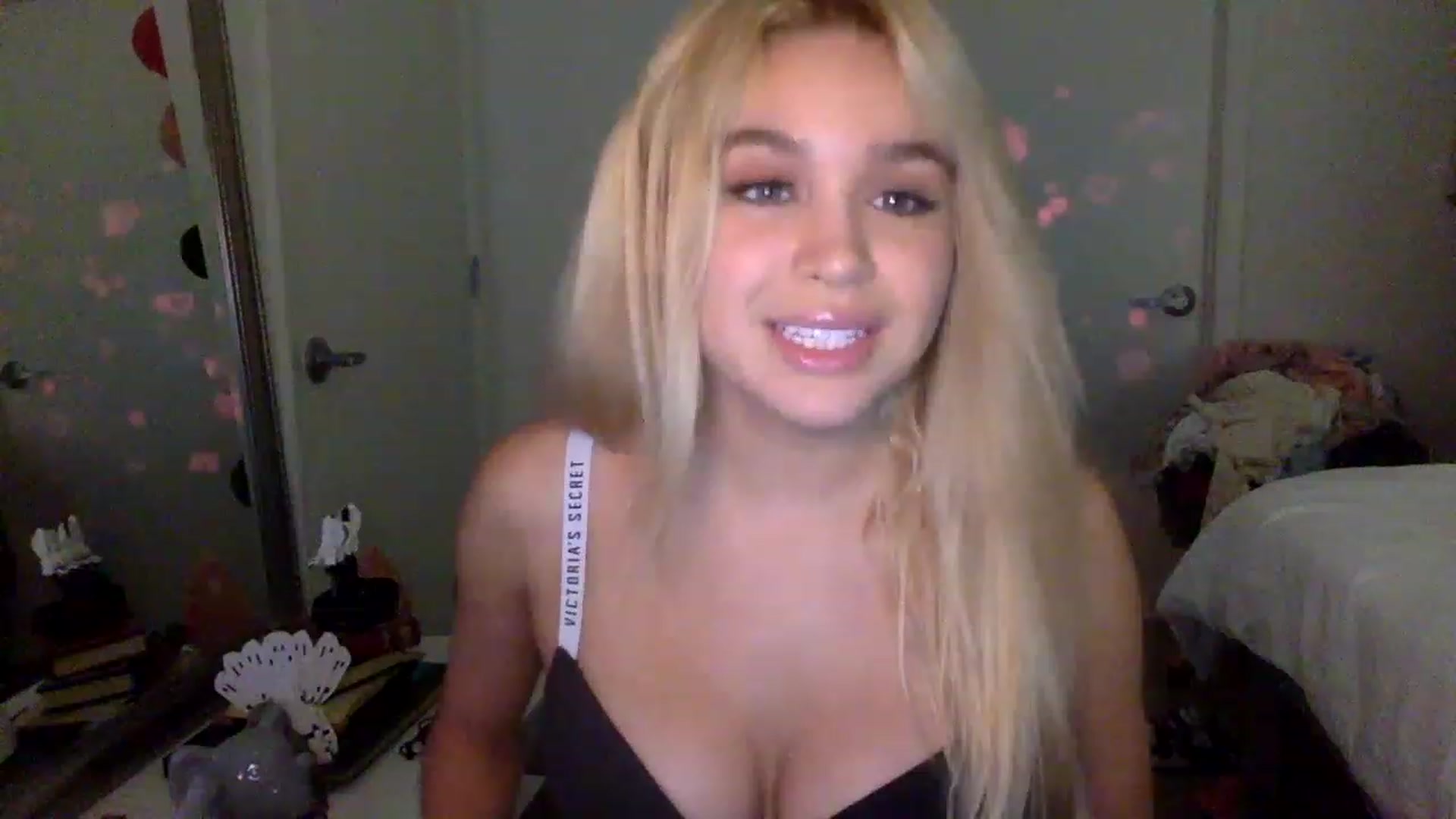 Gallery image thumbnail from sincerelypeny's myfreecams stream on, 01/30/2023, 07:00 image 13 of 20