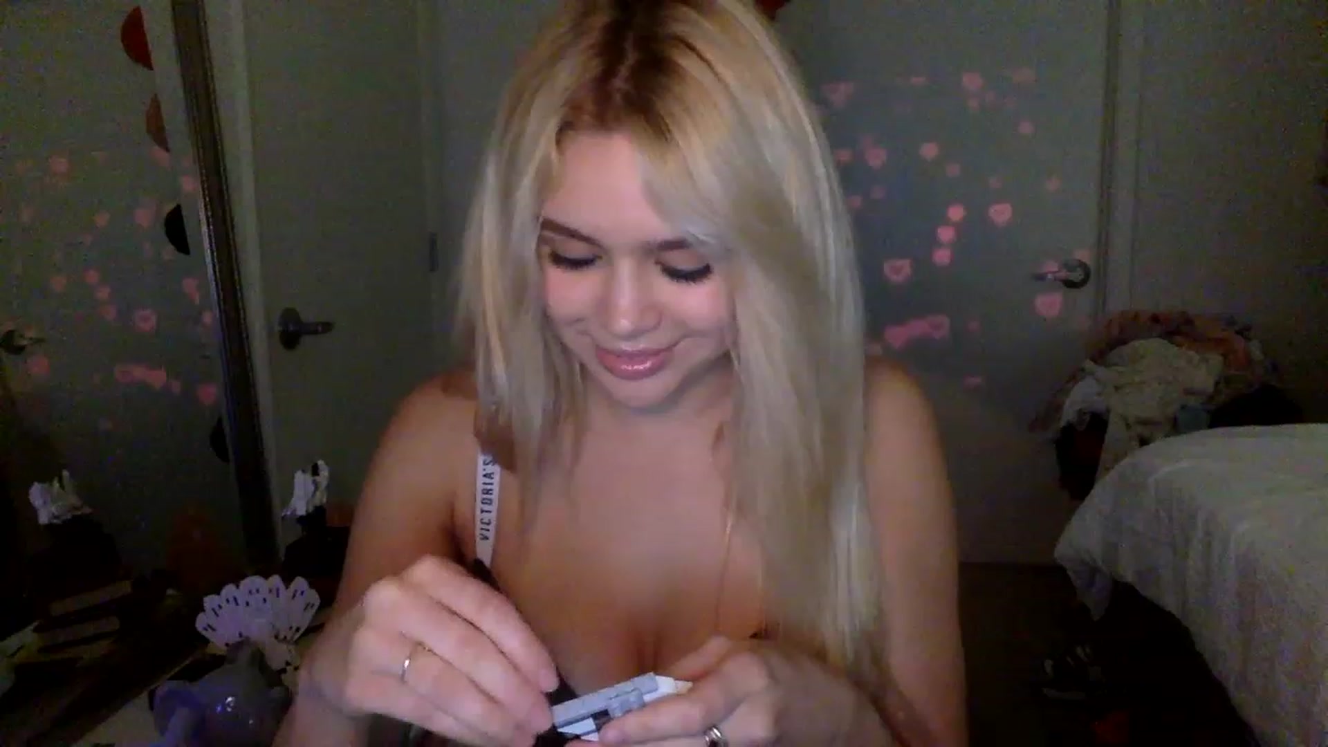 Gallery image thumbnail from sincerelypeny's myfreecams stream on, 01/30/2023, 07:00 image 15 of 20