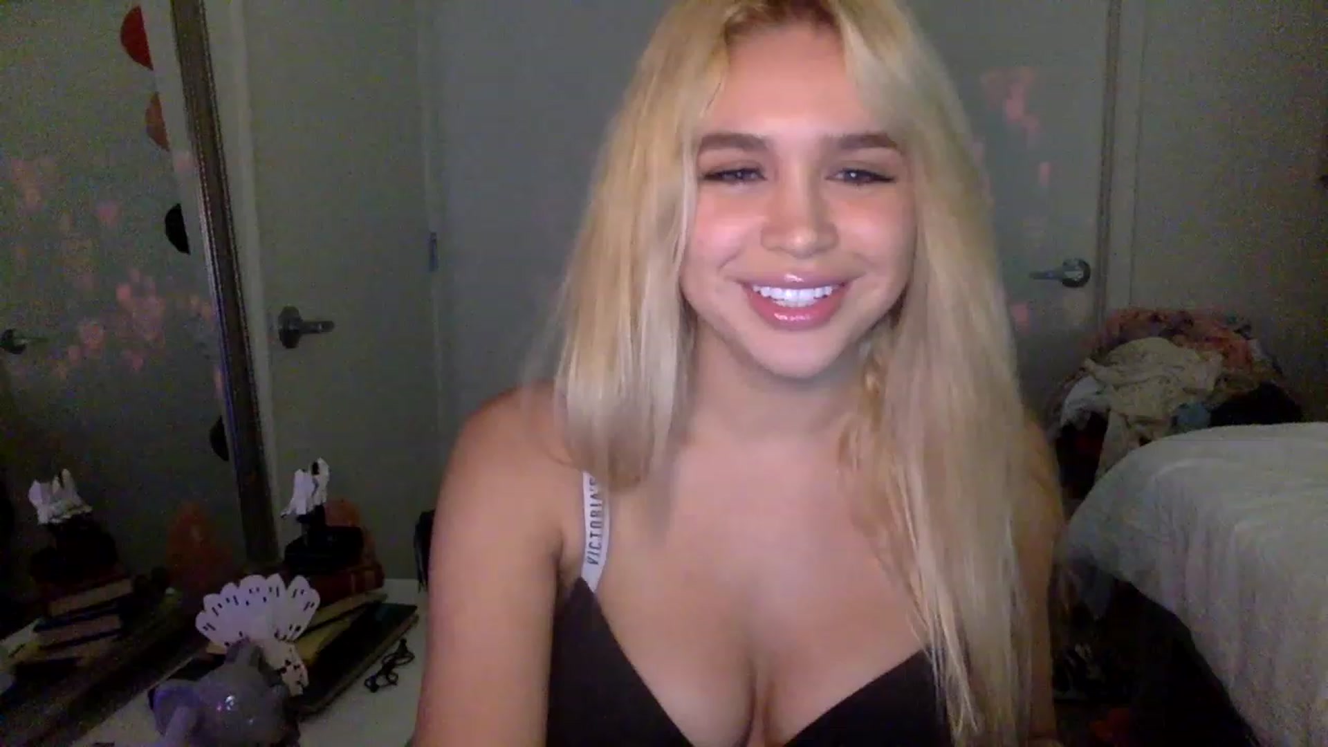 Gallery image thumbnail from sincerelypeny's myfreecams stream on, 01/30/2023, 07:00 image 9 of 20
