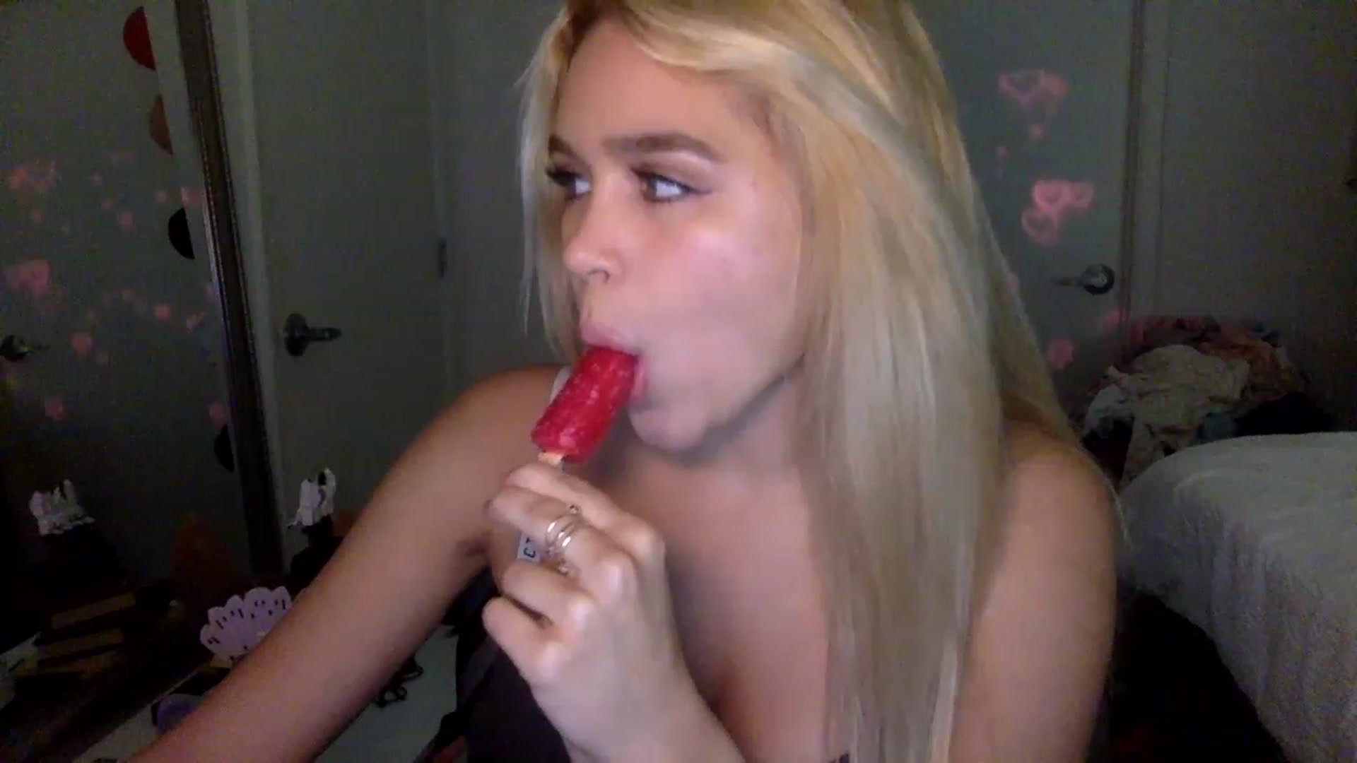 Gallery image thumbnail from sincerelypeny's myfreecams stream on, 01/30/2023, 07:00 image 3 of 20