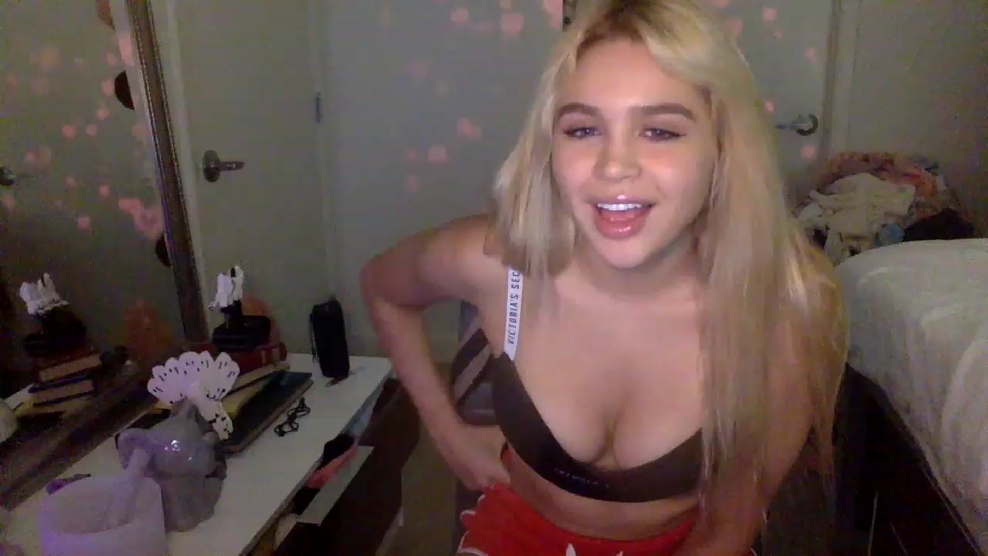 Gallery image thumbnail from sincerelypeny's myfreecams stream on, 01/30/2023, 07:00 image 17 of 20