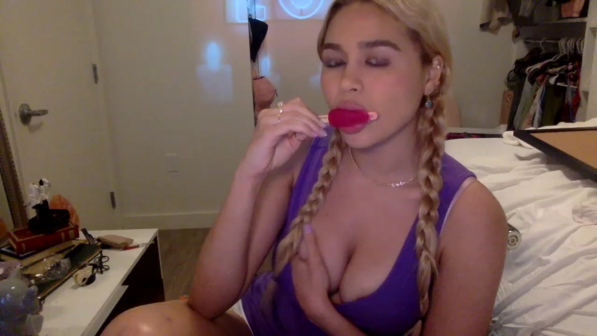 Gallery image thumbnail from sincerelypeny's myfreecams stream on, 02/03/2023, 05:05 image 16 of 20
