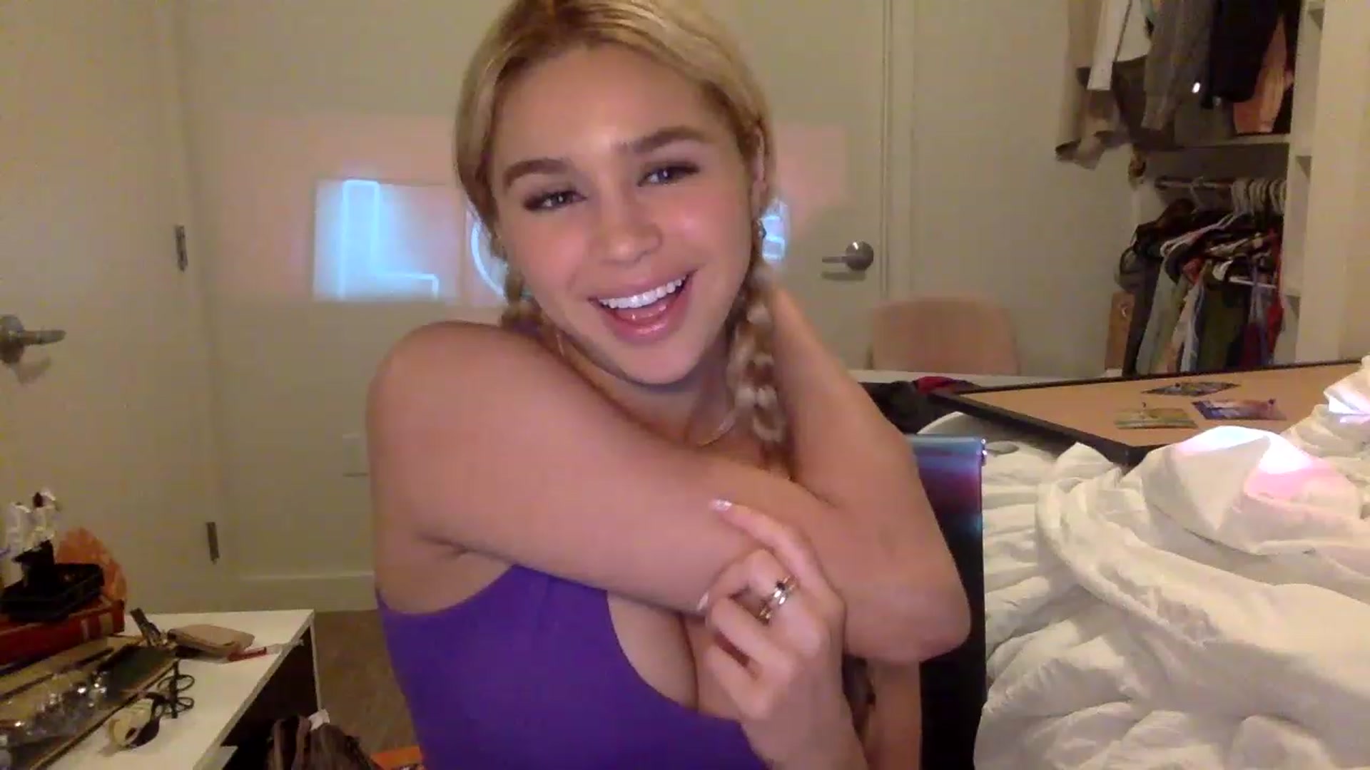 Gallery image thumbnail from sincerelypeny's myfreecams stream on, 02/03/2023, 06:58 image 14 of 20