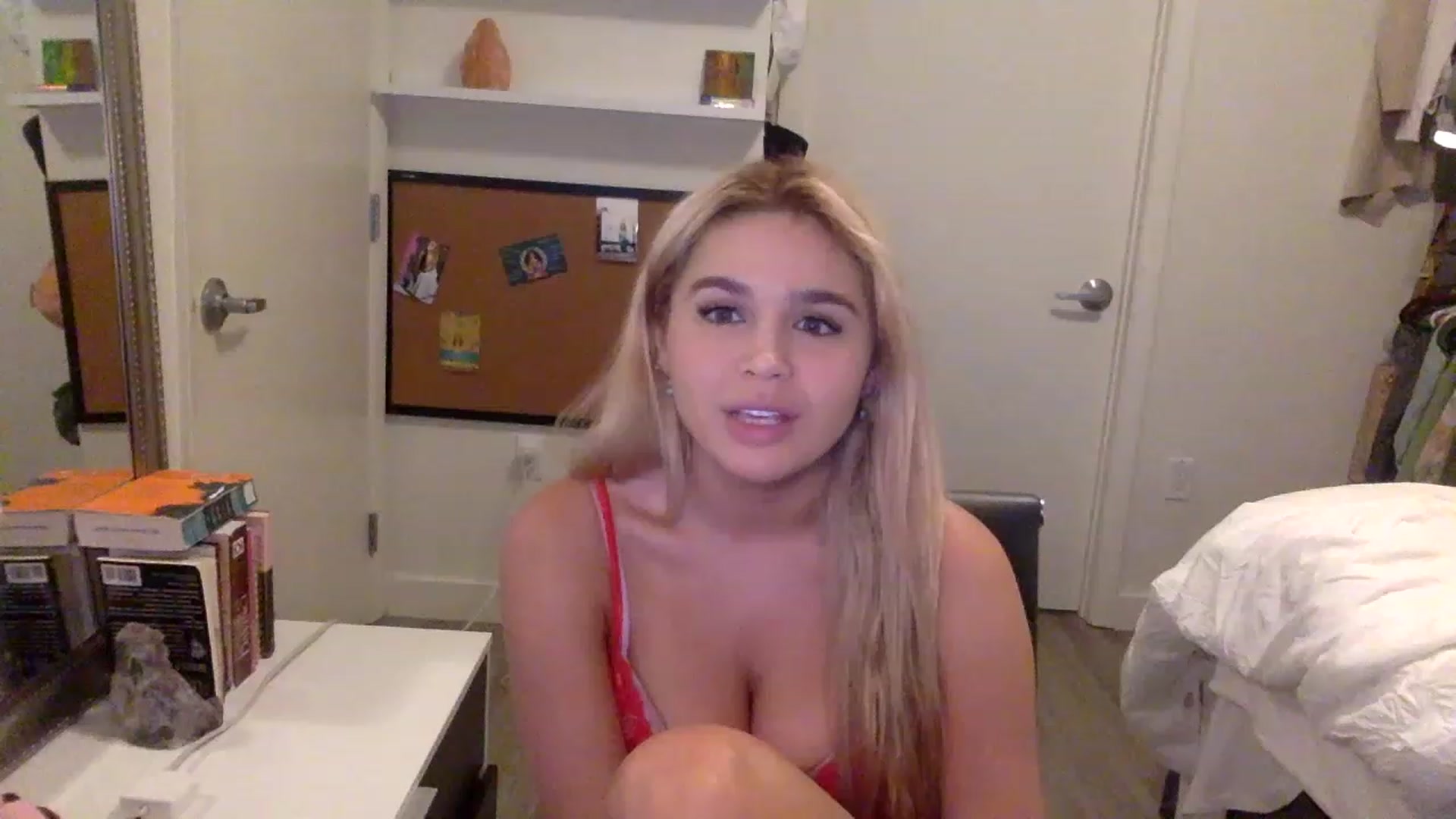 Gallery image thumbnail from sincerelypeny's myfreecams stream on, 02/06/2023, 08:00 image 13 of 20