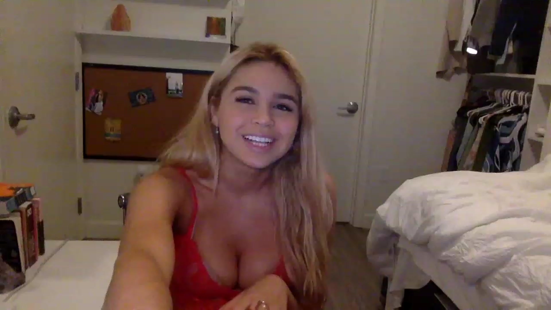 Gallery image thumbnail from sincerelypeny's myfreecams stream on, 02/06/2023, 08:00 image 6 of 20