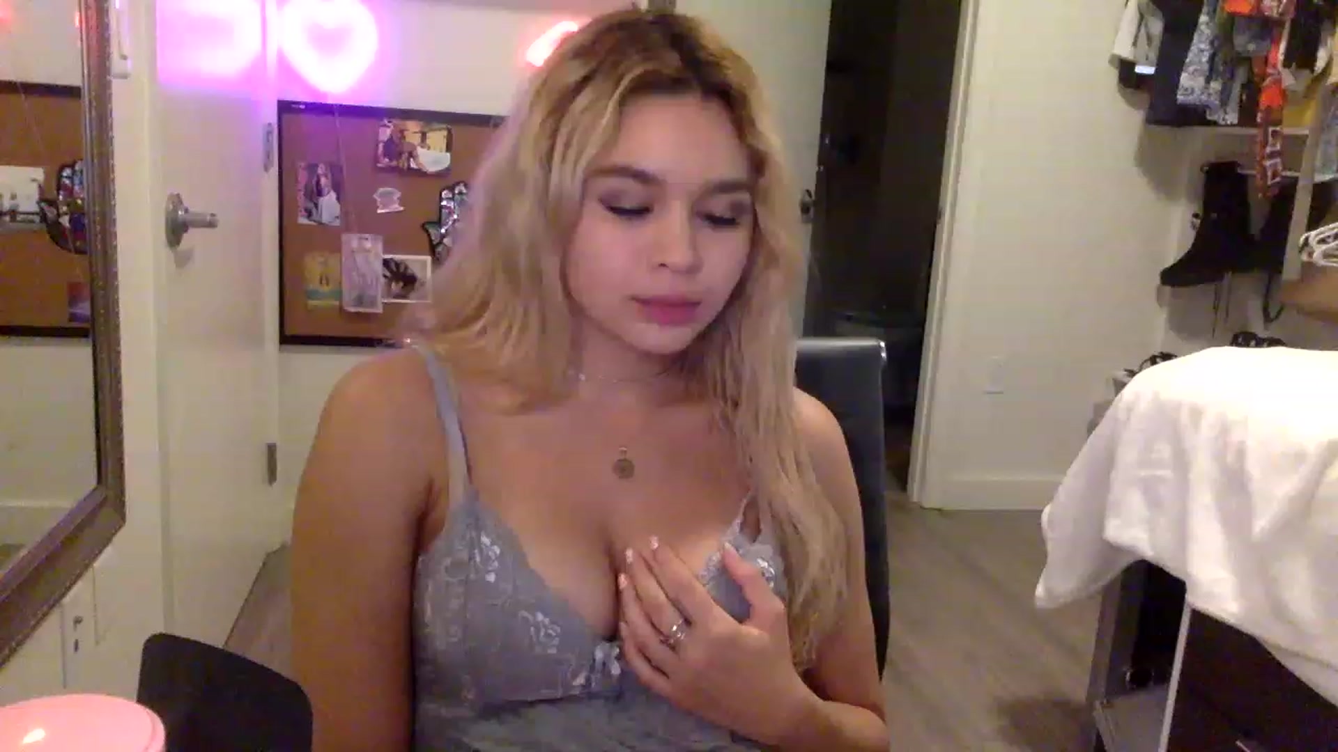 Gallery image thumbnail from sincerelypeny's myfreecams stream on, 04/09/2023, 06:39 image 9 of 20