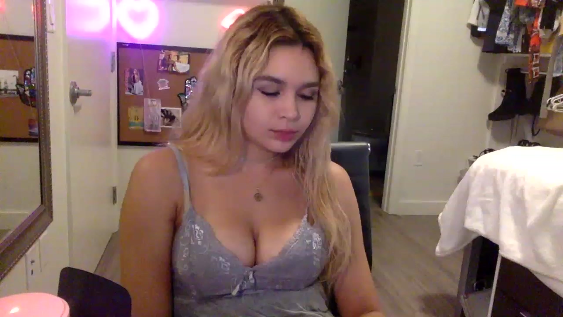 Gallery image thumbnail from sincerelypeny's myfreecams stream on, 04/09/2023, 06:39 image 10 of 20
