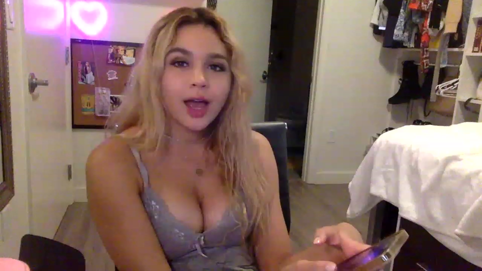 Gallery image thumbnail from sincerelypeny's myfreecams stream on, 04/09/2023, 06:39 image 1 of 20