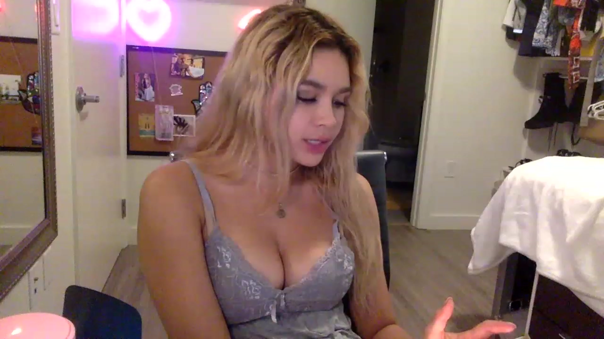 Gallery image thumbnail from sincerelypeny's myfreecams stream on, 04/09/2023, 06:39 image 14 of 20
