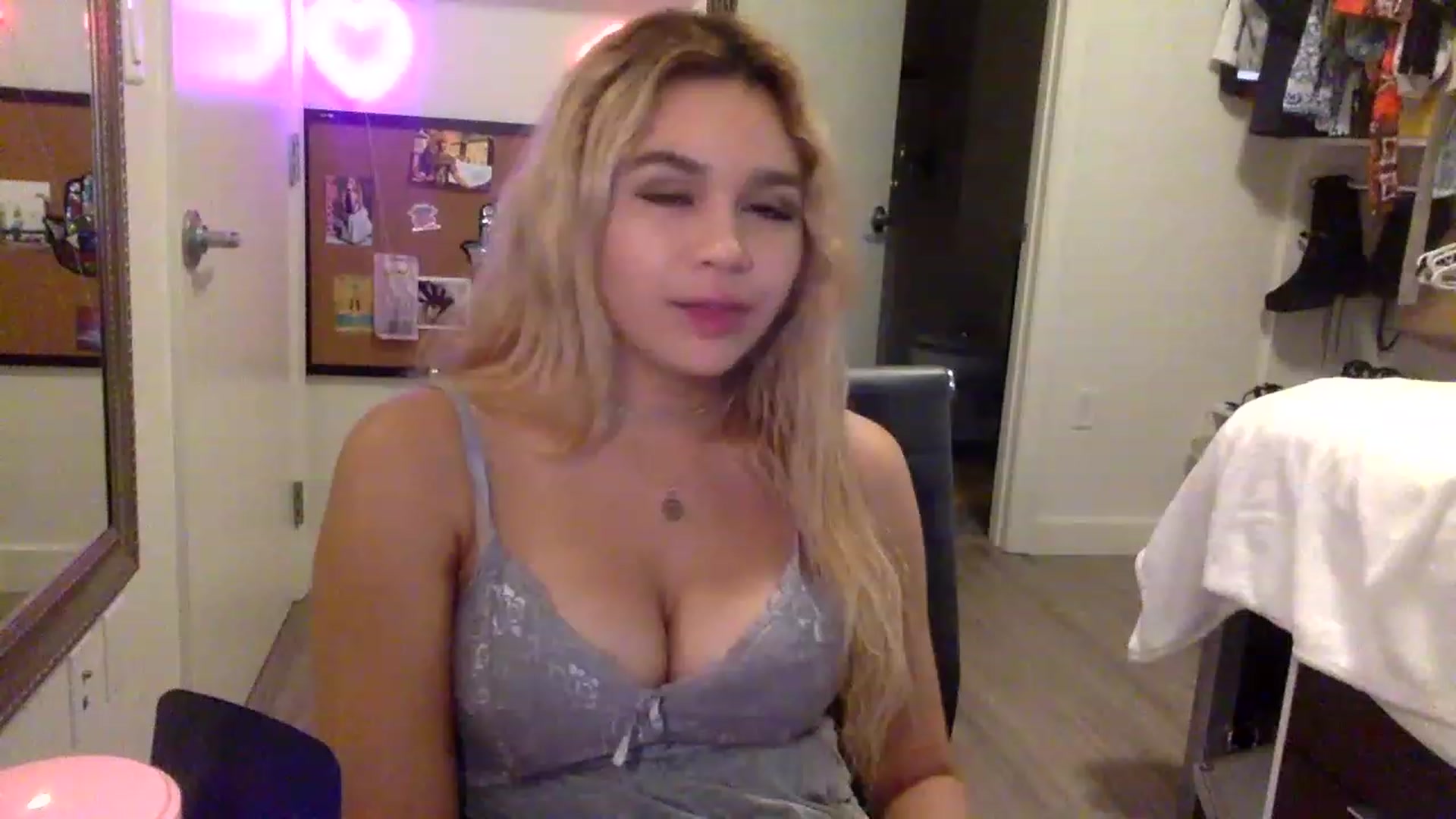 Gallery image thumbnail from sincerelypeny's myfreecams stream on, 04/09/2023, 06:39 image 11 of 20