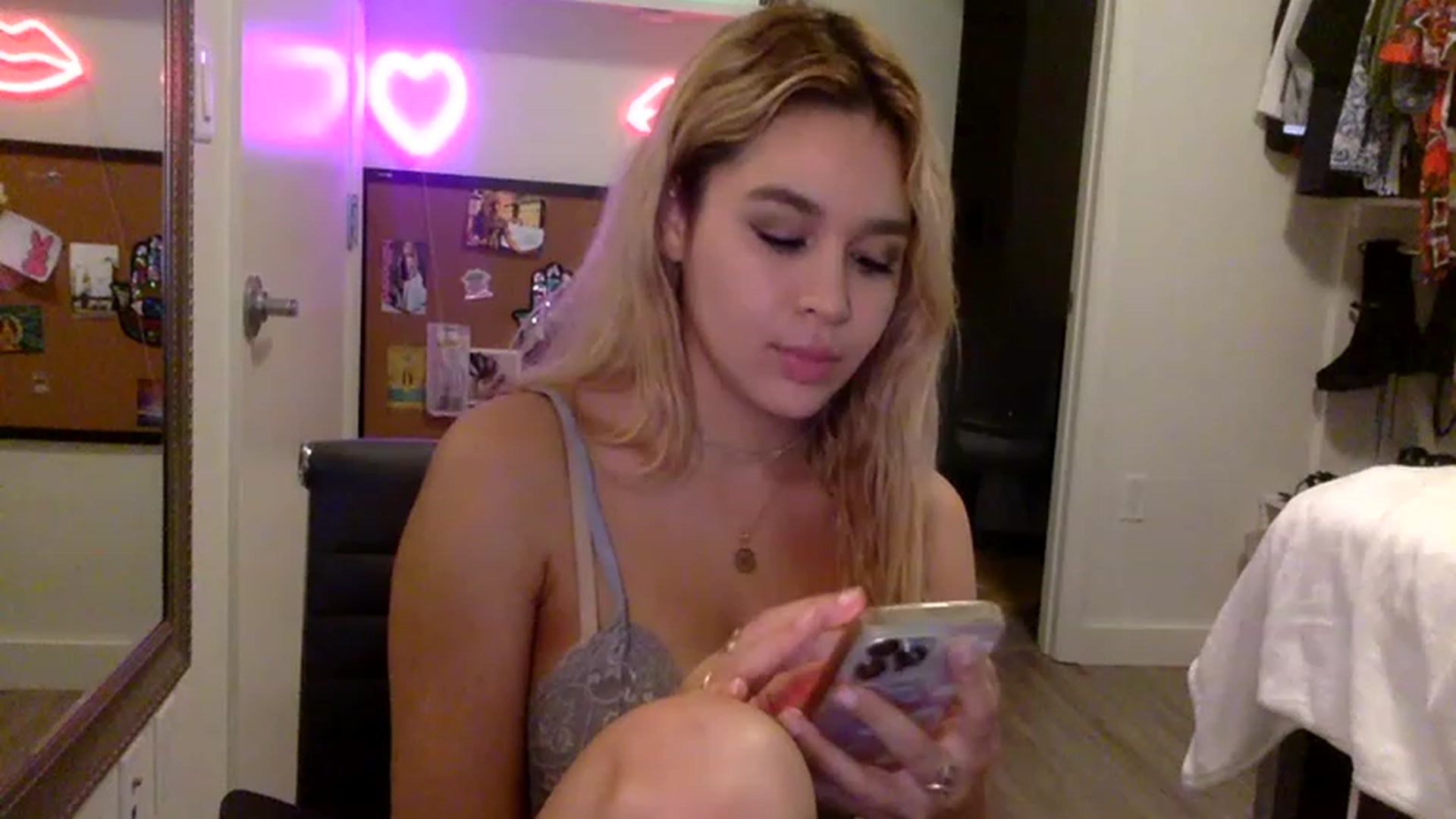 Gallery image thumbnail from sincerelypeny's myfreecams stream on, 04/09/2023, 07:13 image 19 of 20