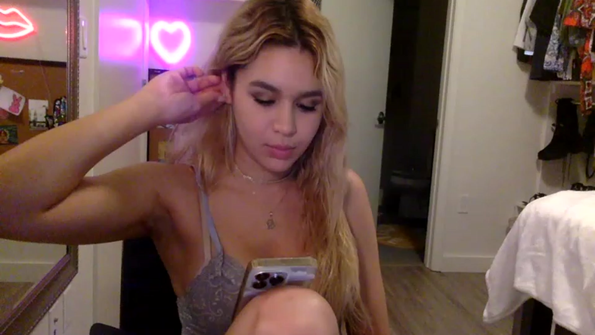 Gallery image thumbnail from sincerelypeny's myfreecams stream on, 04/09/2023, 07:13 image 20 of 20
