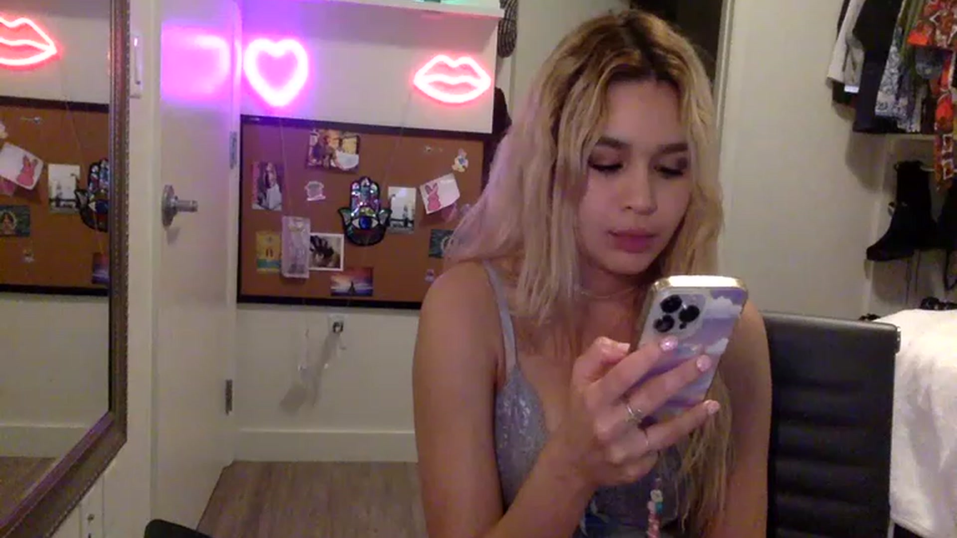 Gallery image thumbnail from sincerelypeny's myfreecams stream on, 04/09/2023, 07:13 image 1 of 20