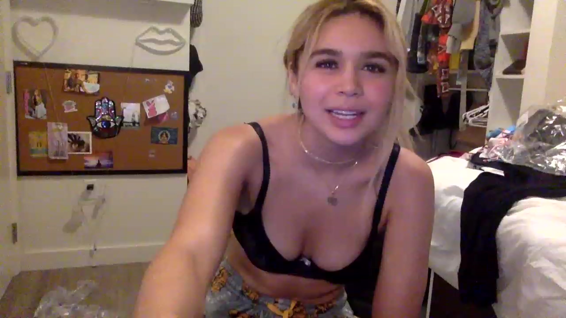 Gallery image thumbnail from sincerelypeny's myfreecams stream on, 04/12/2023, 16:32 image 4 of 20