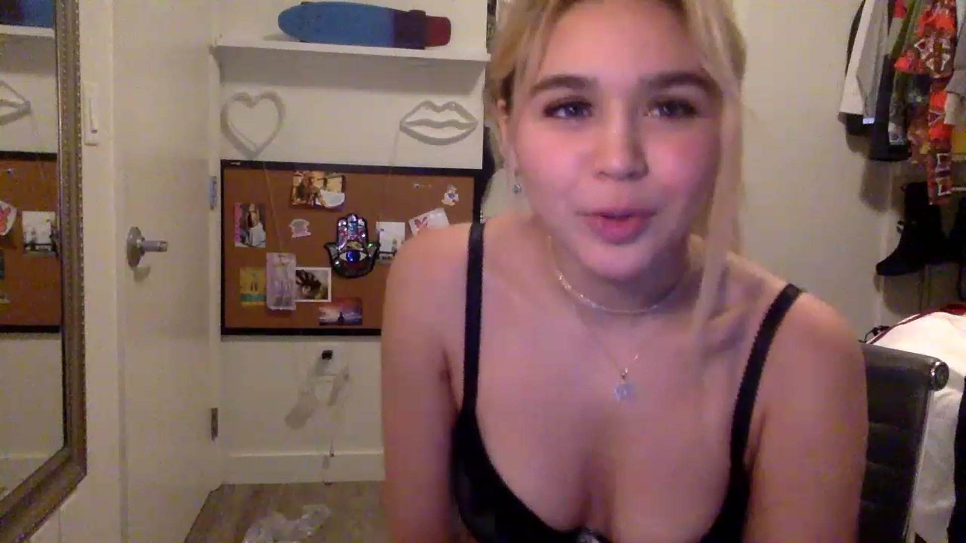Gallery image thumbnail from sincerelypeny's myfreecams stream on, 04/12/2023, 16:32 image 12 of 20