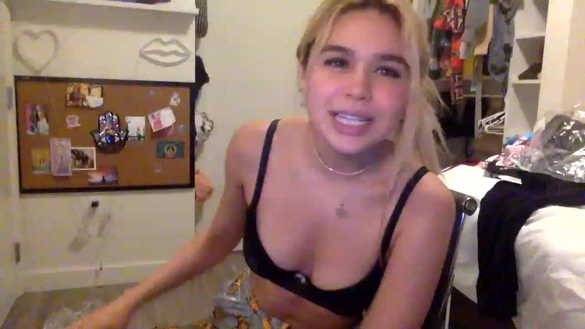 Gallery image thumbnail from sincerelypeny's myfreecams stream on, 04/12/2023, 16:32 image 1 of 20