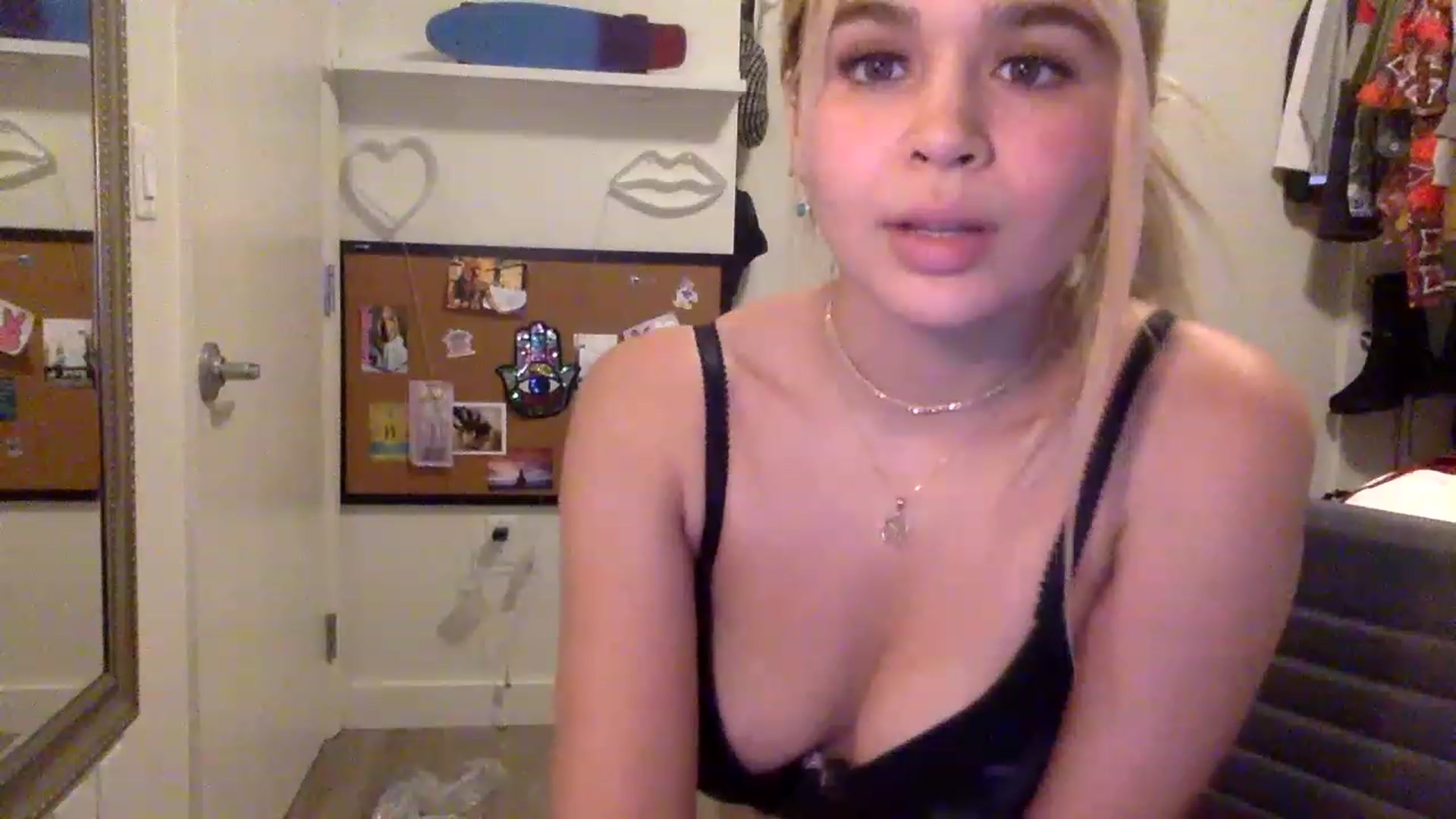 Gallery image thumbnail from sincerelypeny's myfreecams stream on, 04/12/2023, 16:32 image 8 of 20