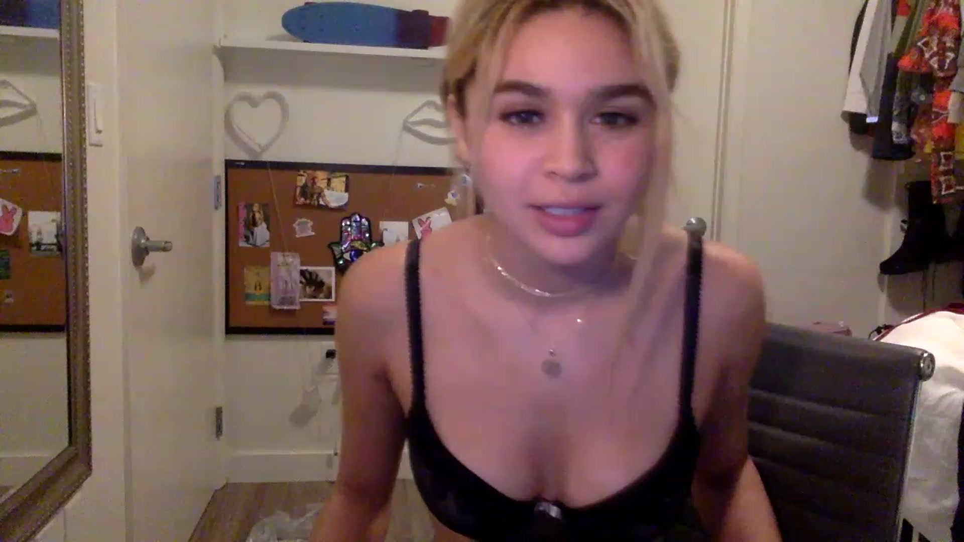 Gallery image thumbnail from sincerelypeny's myfreecams stream on, 04/12/2023, 16:32 image 9 of 20