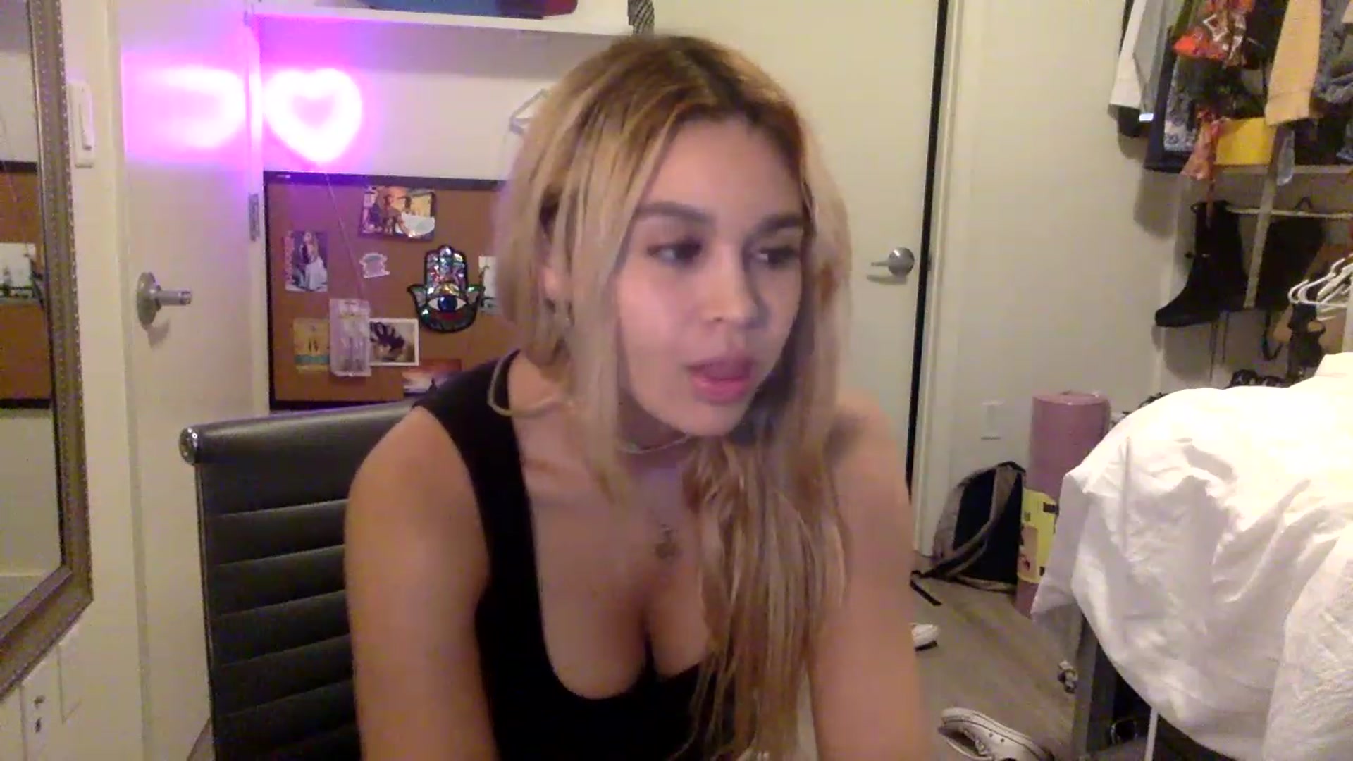 Gallery image thumbnail from sincerelypeny's myfreecams stream on, 04/13/2023, 04:32 image 17 of 20