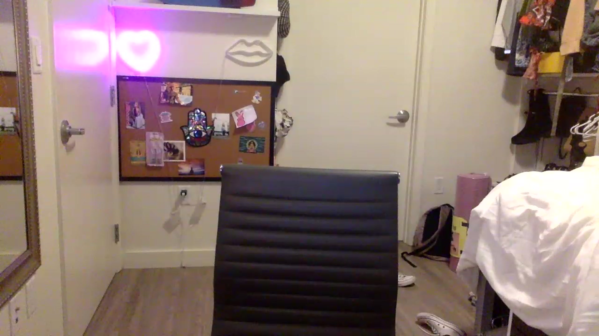 Gallery image thumbnail from sincerelypeny's myfreecams stream on, 04/13/2023, 04:32 image 15 of 20