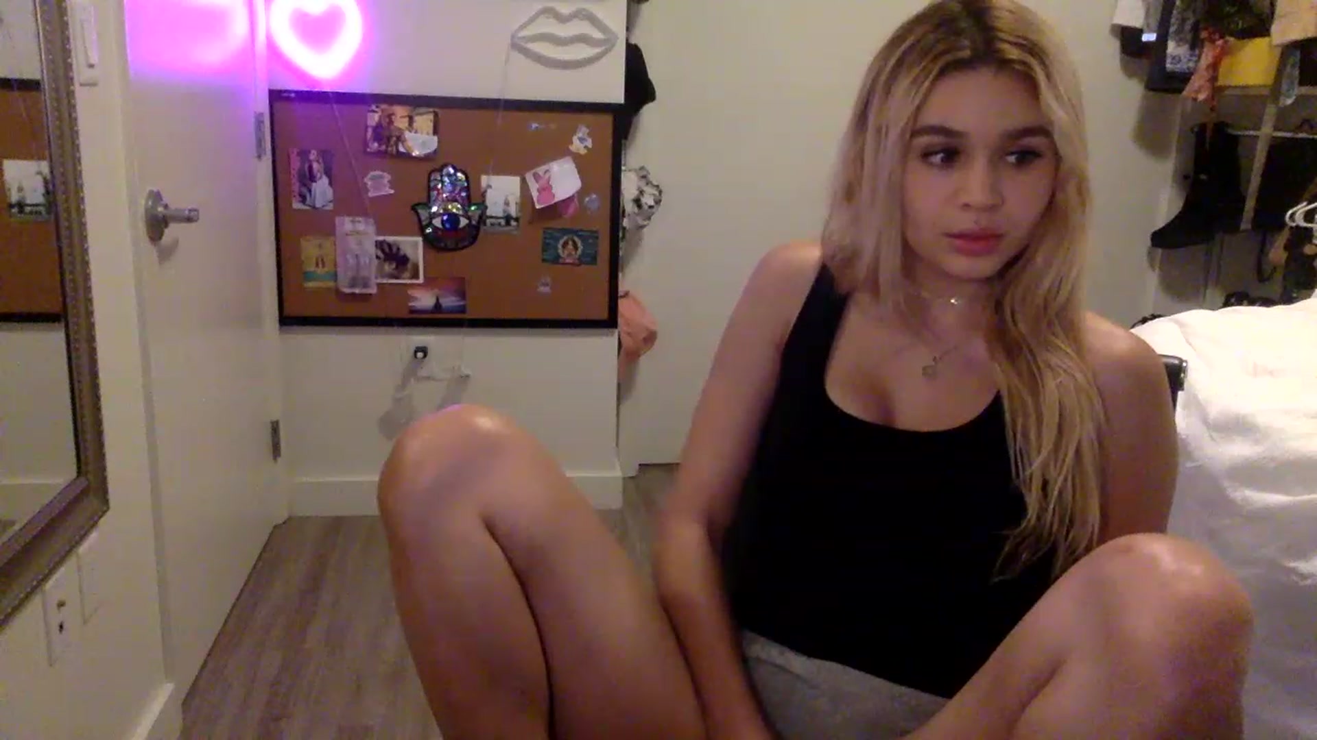 Gallery image thumbnail from sincerelypeny's myfreecams stream on, 04/13/2023, 04:32 image 8 of 20