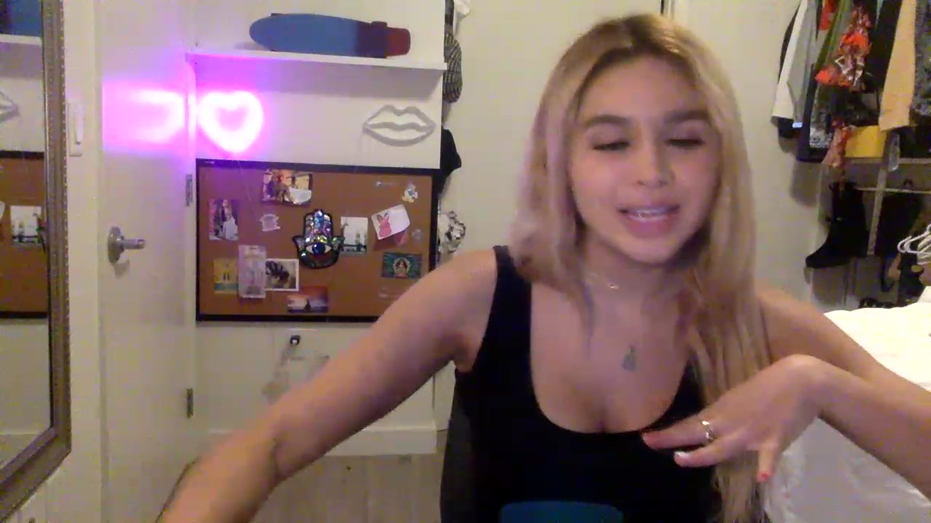 Gallery image thumbnail from sincerelypeny's myfreecams stream on, 04/13/2023, 04:32 image 3 of 20