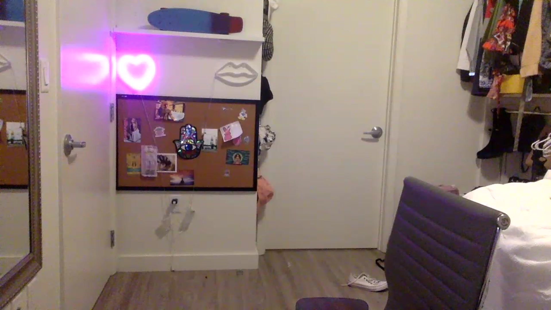 Gallery image thumbnail from sincerelypeny's myfreecams stream on, 04/13/2023, 04:32 image 5 of 20