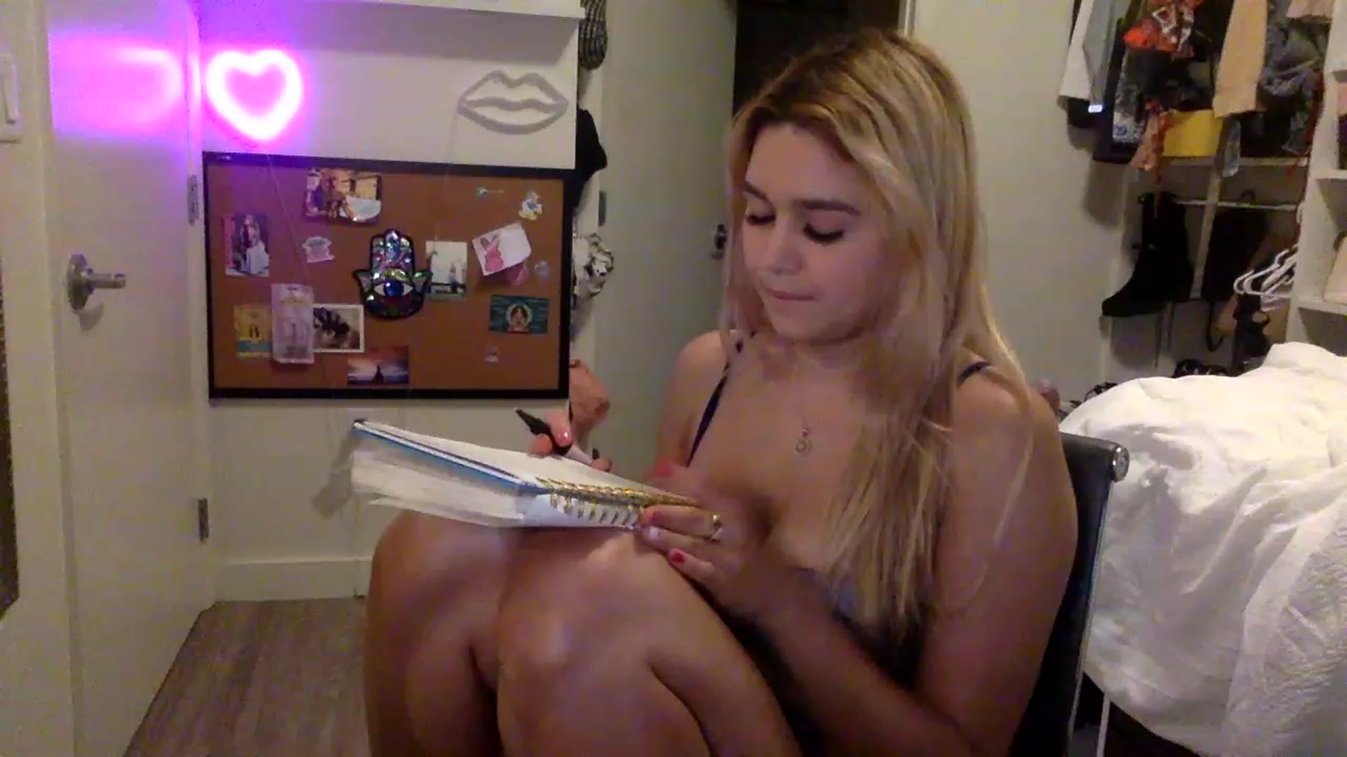 Gallery image thumbnail from sincerelypeny's myfreecams stream on, 04/13/2023, 06:48 image 9 of 20