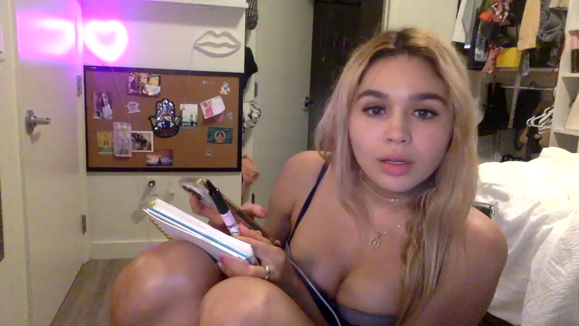 Gallery image thumbnail from sincerelypeny's myfreecams stream on, 04/13/2023, 06:48 image 10 of 20