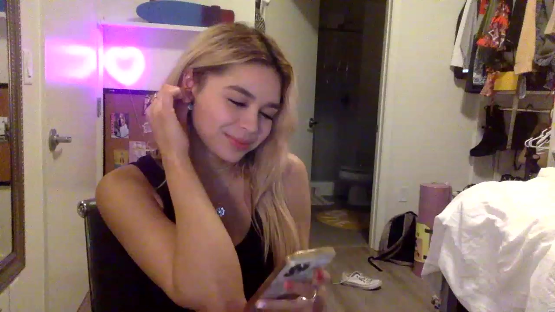 Gallery image thumbnail from sincerelypeny's myfreecams stream on, 04/13/2023, 06:48 image 4 of 20