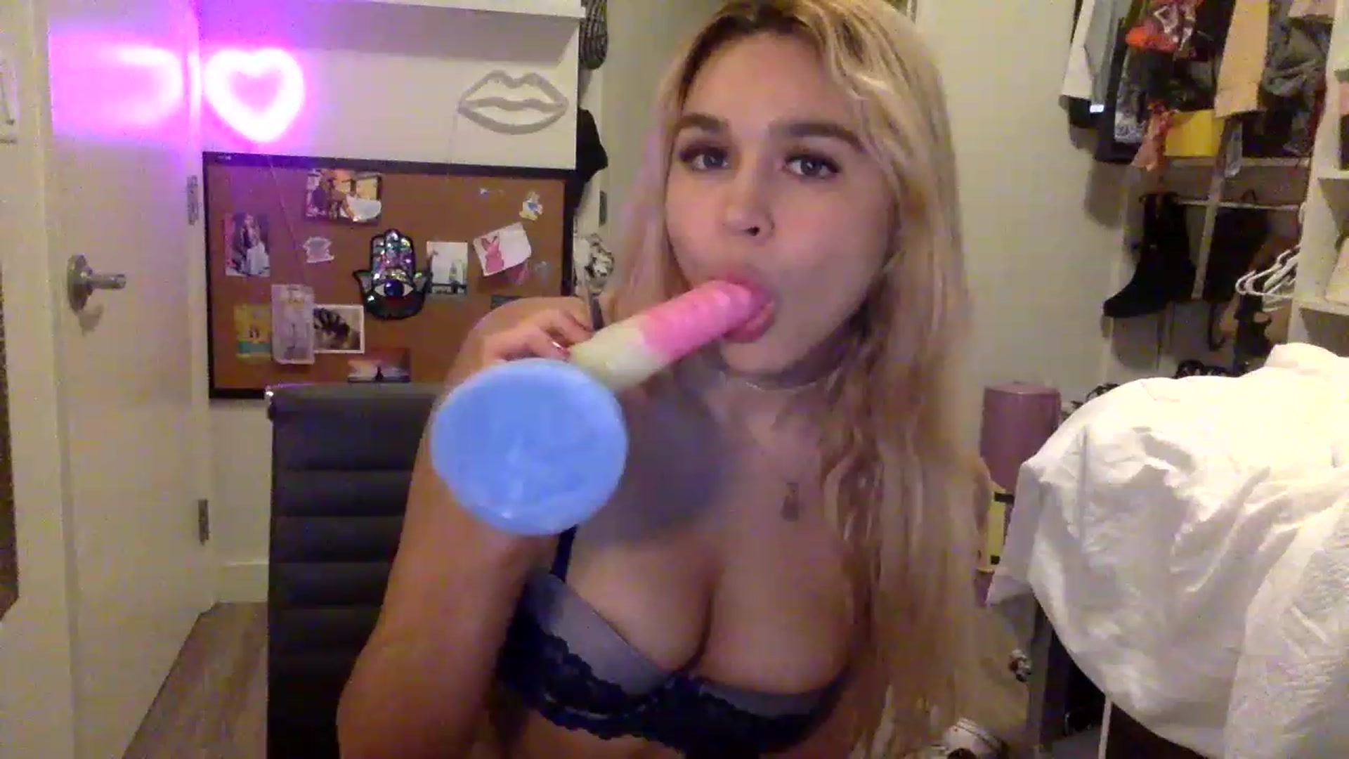 Gallery image thumbnail from sincerelypeny's myfreecams stream on, 04/13/2023, 06:48 image 5 of 20