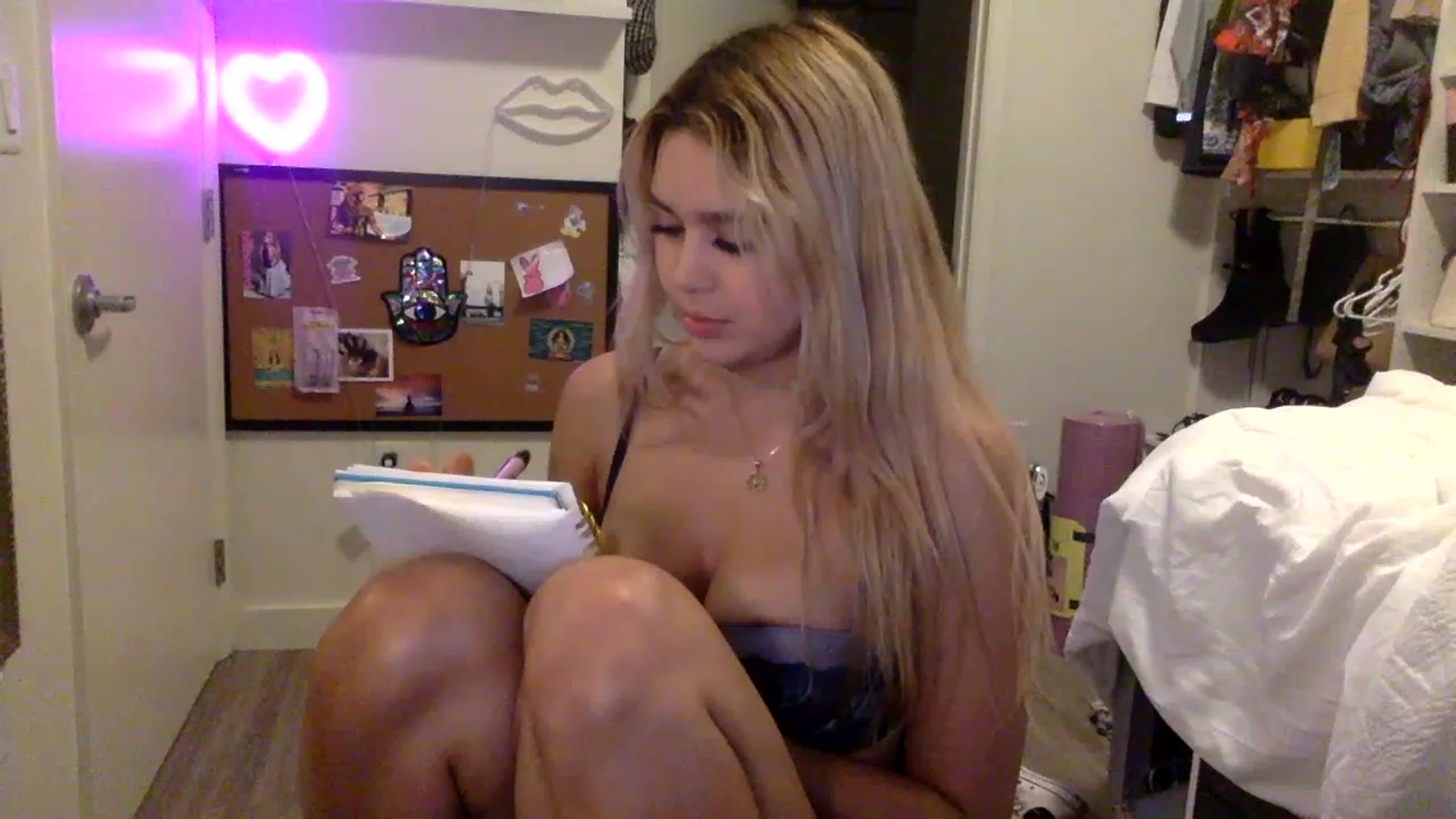 Gallery image thumbnail from sincerelypeny's myfreecams stream on, 04/13/2023, 06:48 image 6 of 20