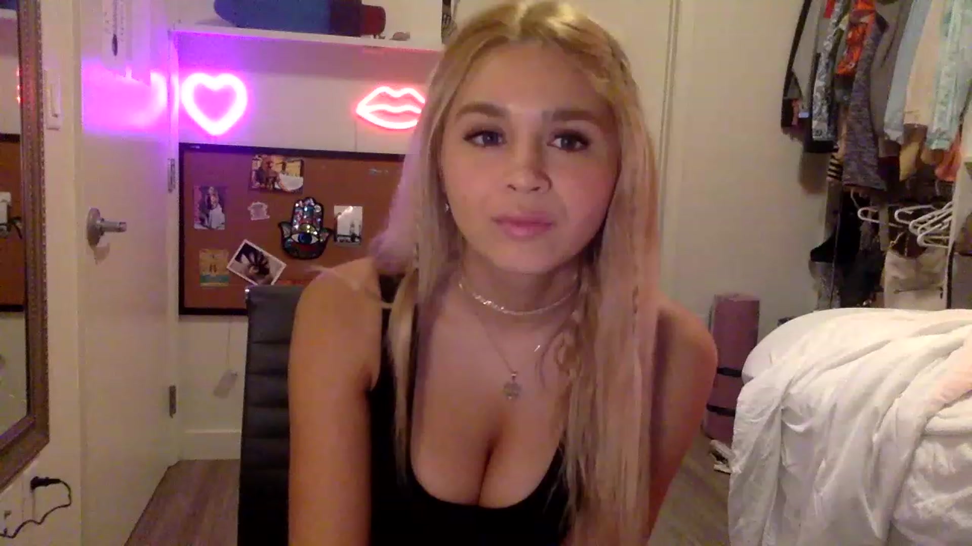 Gallery image thumbnail from sincerelypeny's myfreecams stream on, 04/28/2023, 03:39 image 20 of 20