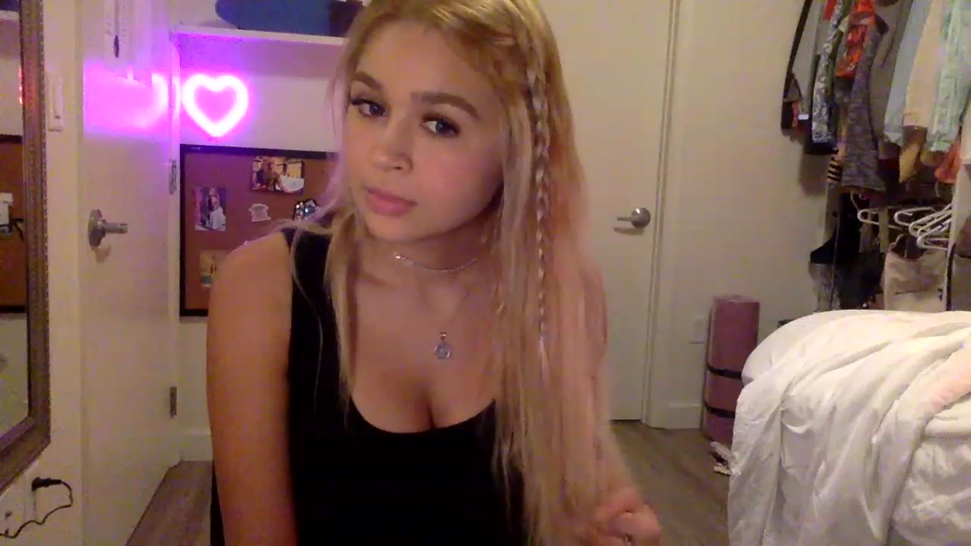 Gallery image thumbnail from sincerelypeny's myfreecams stream on, 04/28/2023, 03:39 image 13 of 20