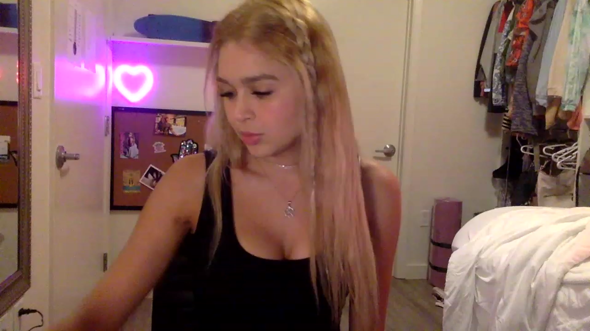 Gallery image thumbnail from sincerelypeny's myfreecams stream on, 04/28/2023, 03:39 image 8 of 20