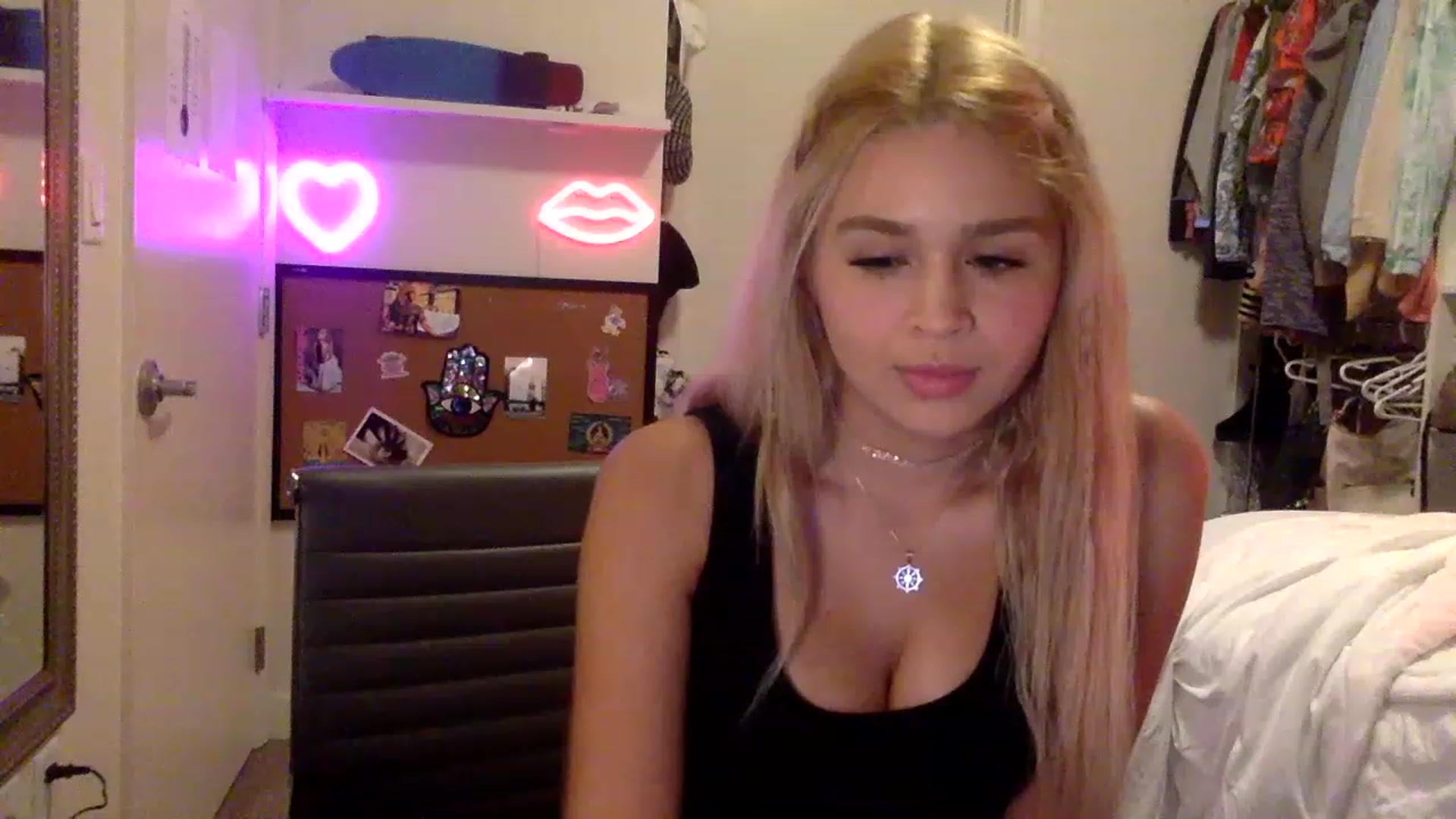 Gallery image thumbnail from sincerelypeny's myfreecams stream on, 04/28/2023, 03:39 image 7 of 20