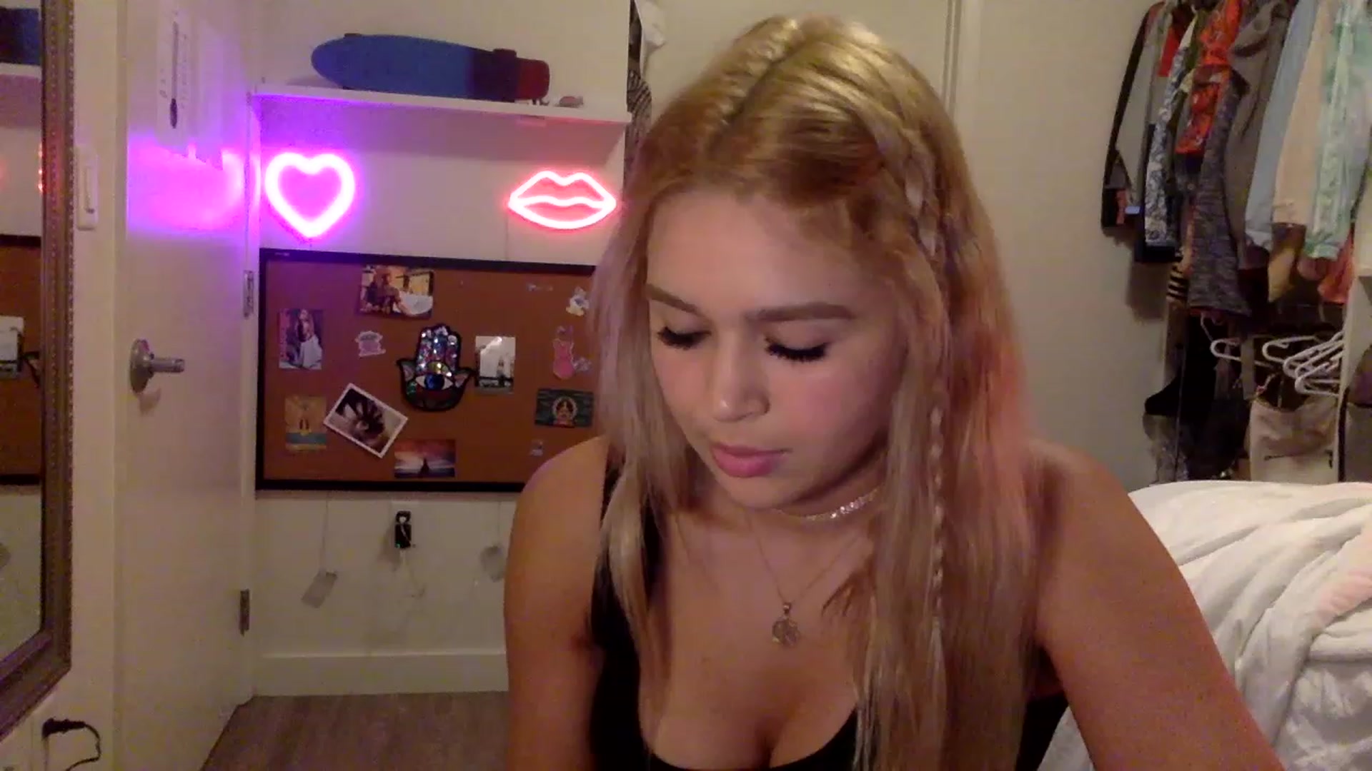 Gallery image thumbnail from sincerelypeny's myfreecams stream on, 04/28/2023, 03:39 image 10 of 20