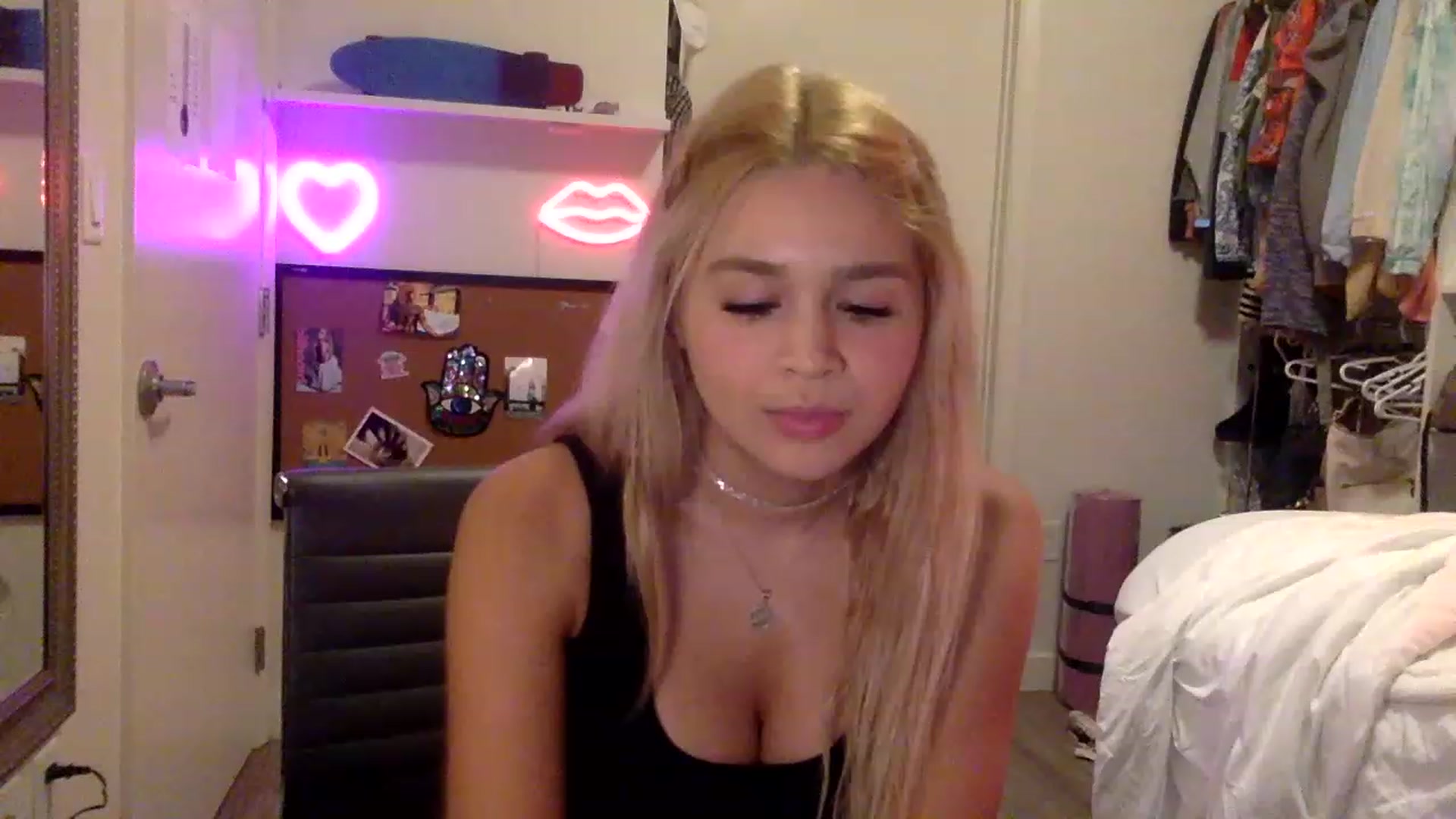 Gallery image thumbnail from sincerelypeny's myfreecams stream on, 04/28/2023, 03:39 image 6 of 20