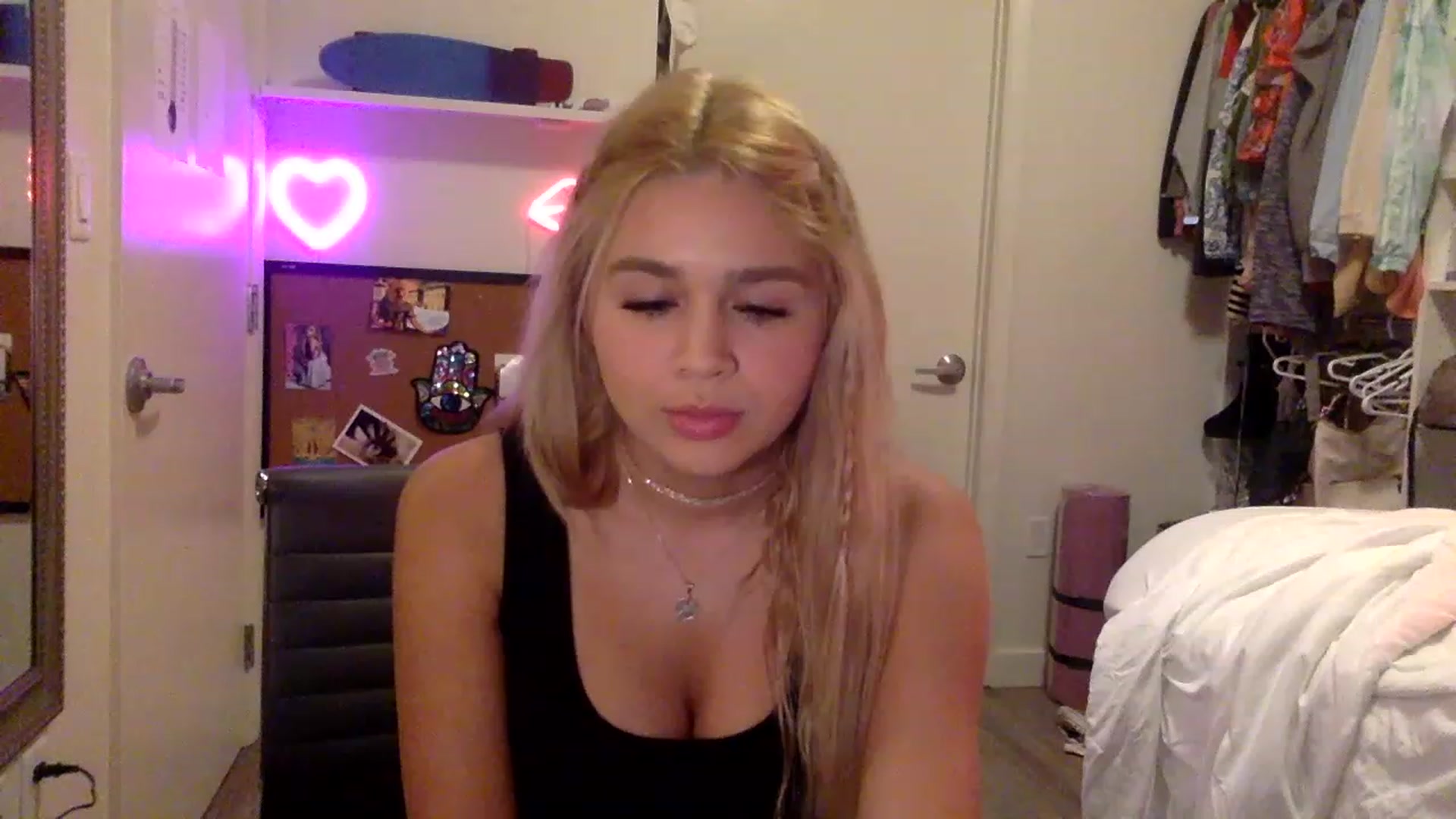 Gallery image thumbnail from sincerelypeny's myfreecams stream on, 04/28/2023, 03:39 image 4 of 20